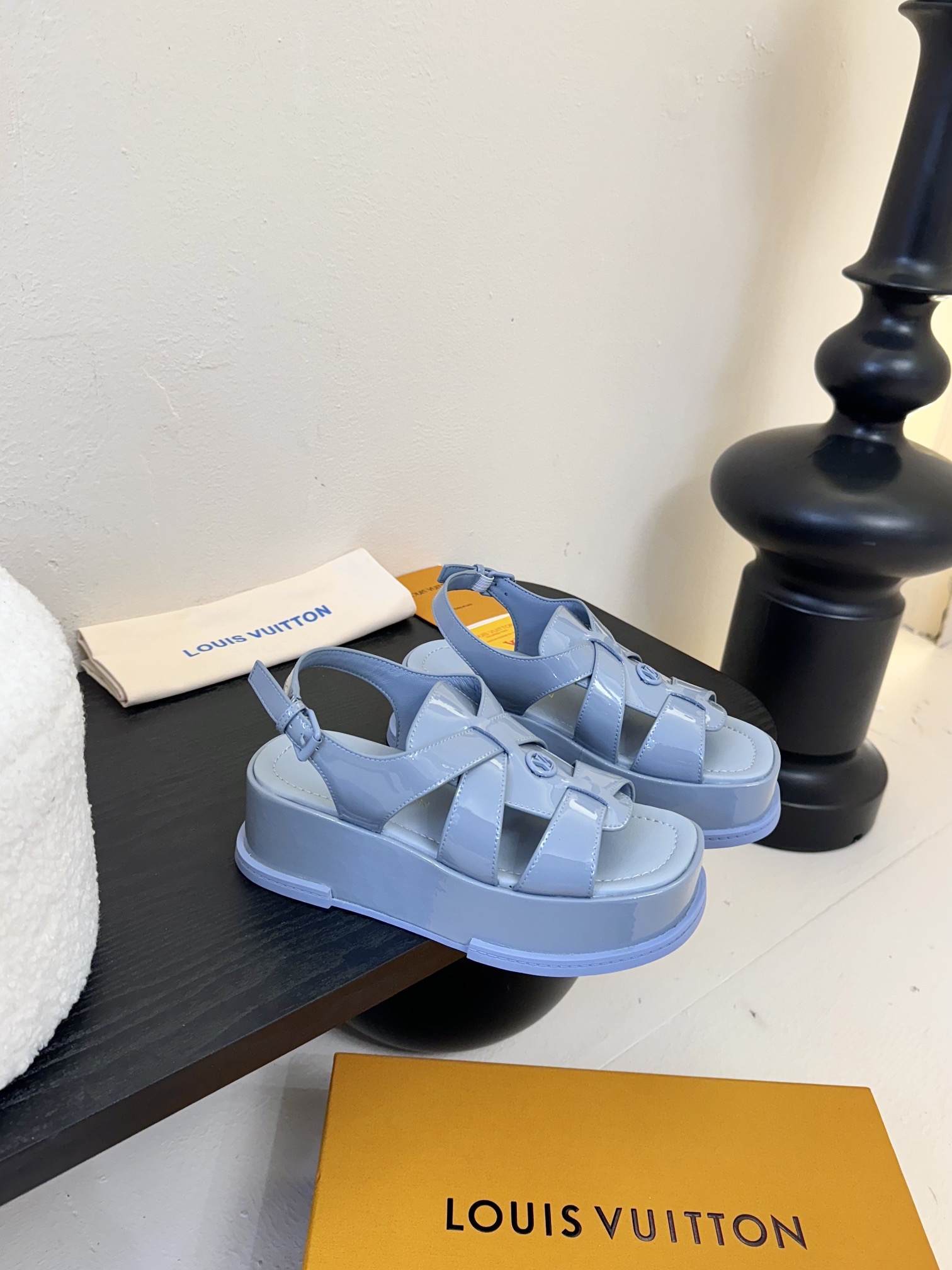 
Louis Vuitton 路易威登 MAYA FLATFORM 凉鞋‼️
      本款 Maya