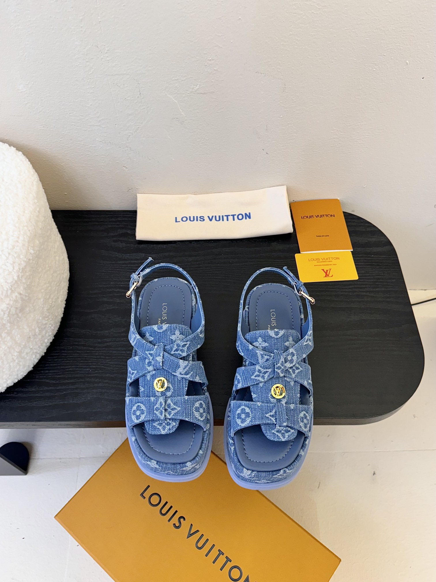 
Louis Vuitton 路易威登 MAYA FLATFORM 凉鞋‼️
      本款 Maya