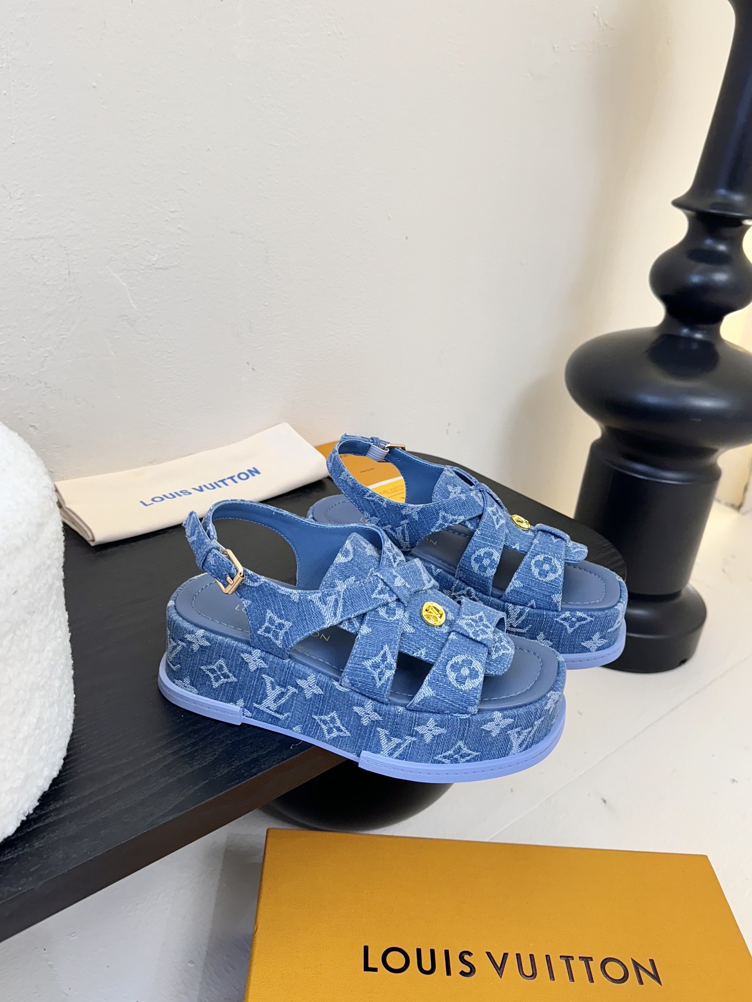 
Louis Vuitton 路易威登 MAYA FLATFORM 凉鞋‼️
      本款 Maya