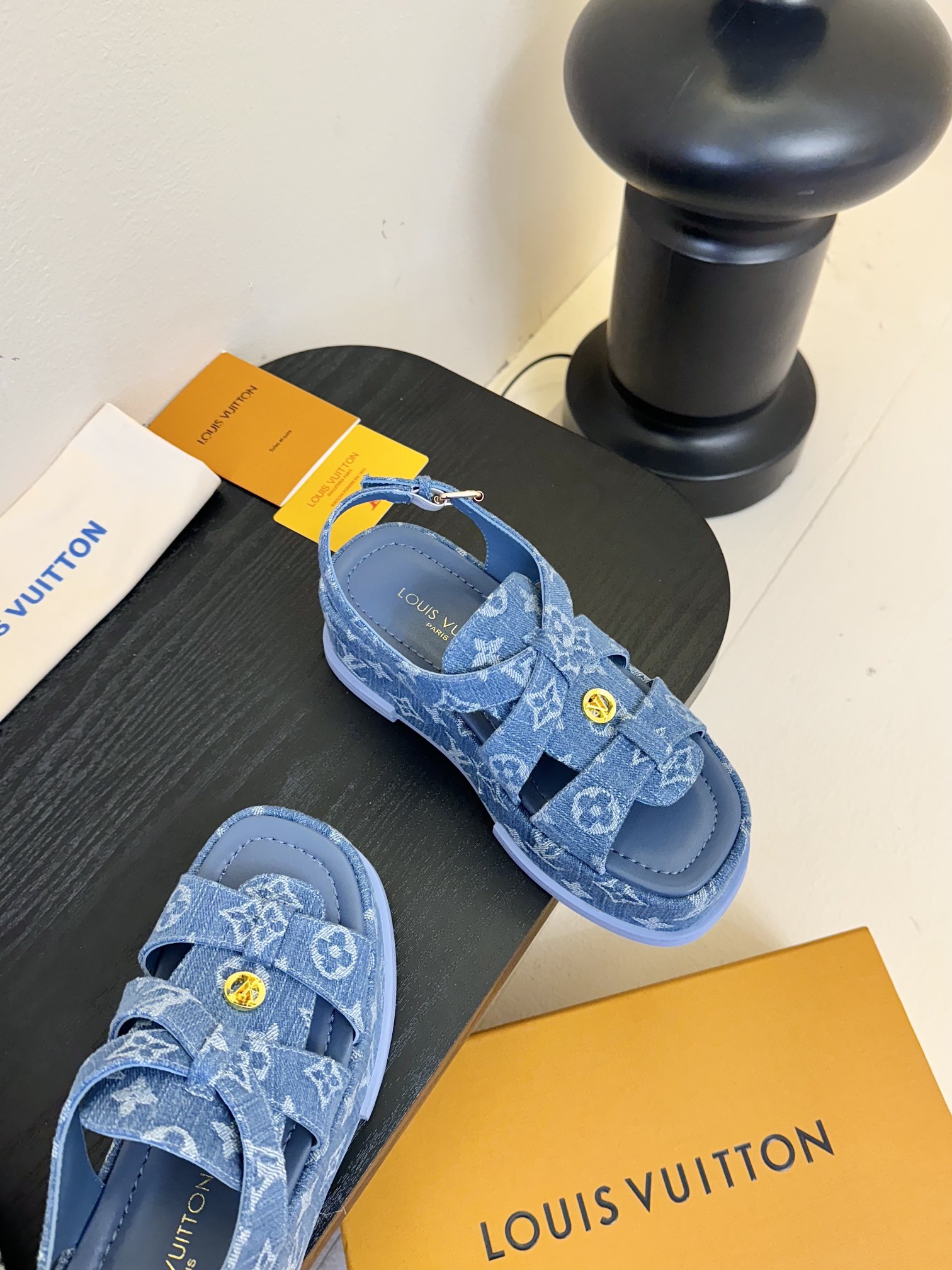 
Louis Vuitton 路易威登 MAYA FLATFORM 凉鞋‼️
      本款 Maya