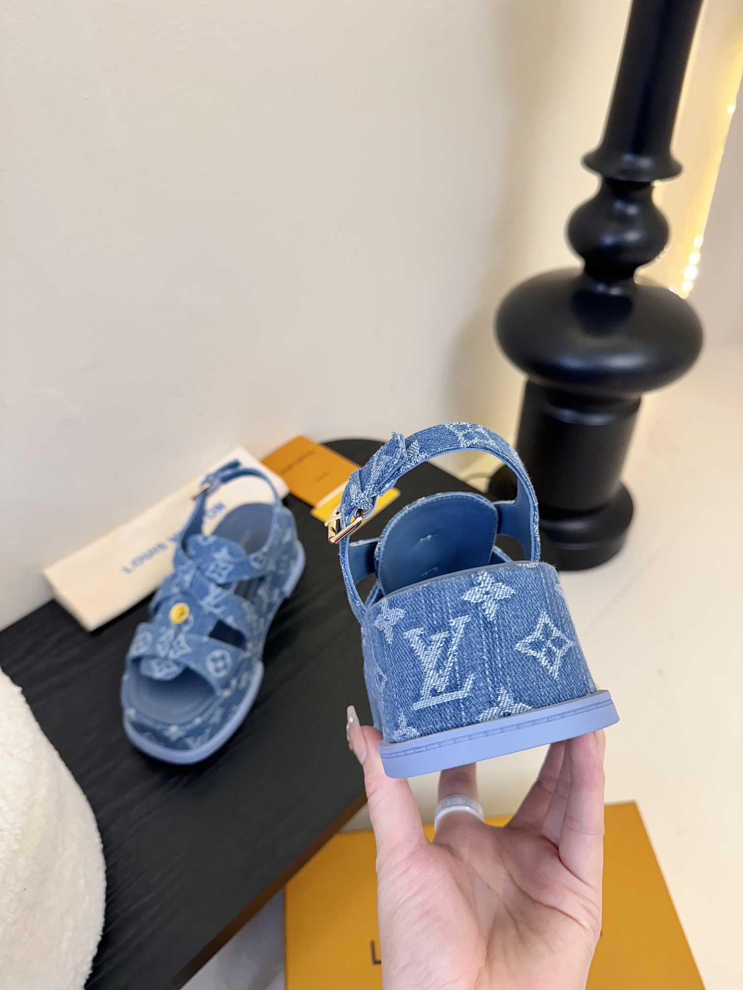 
Louis Vuitton 路易威登 MAYA FLATFORM 凉鞋‼️
      本款 Maya