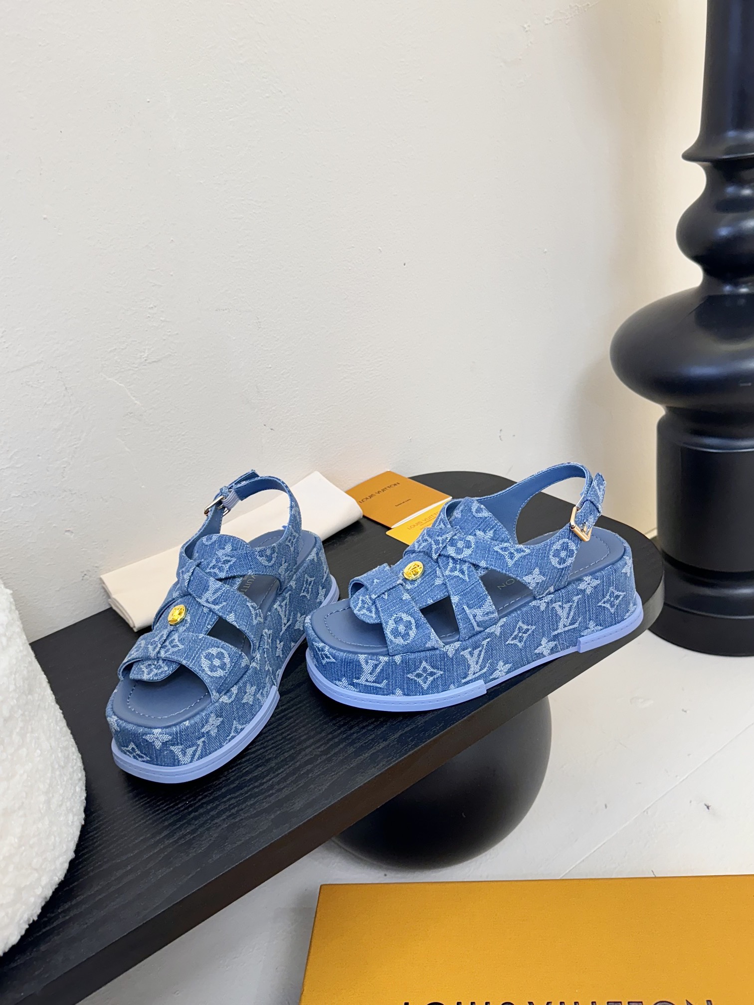 
Louis Vuitton 路易威登 MAYA FLATFORM 凉鞋‼️
      本款 Maya