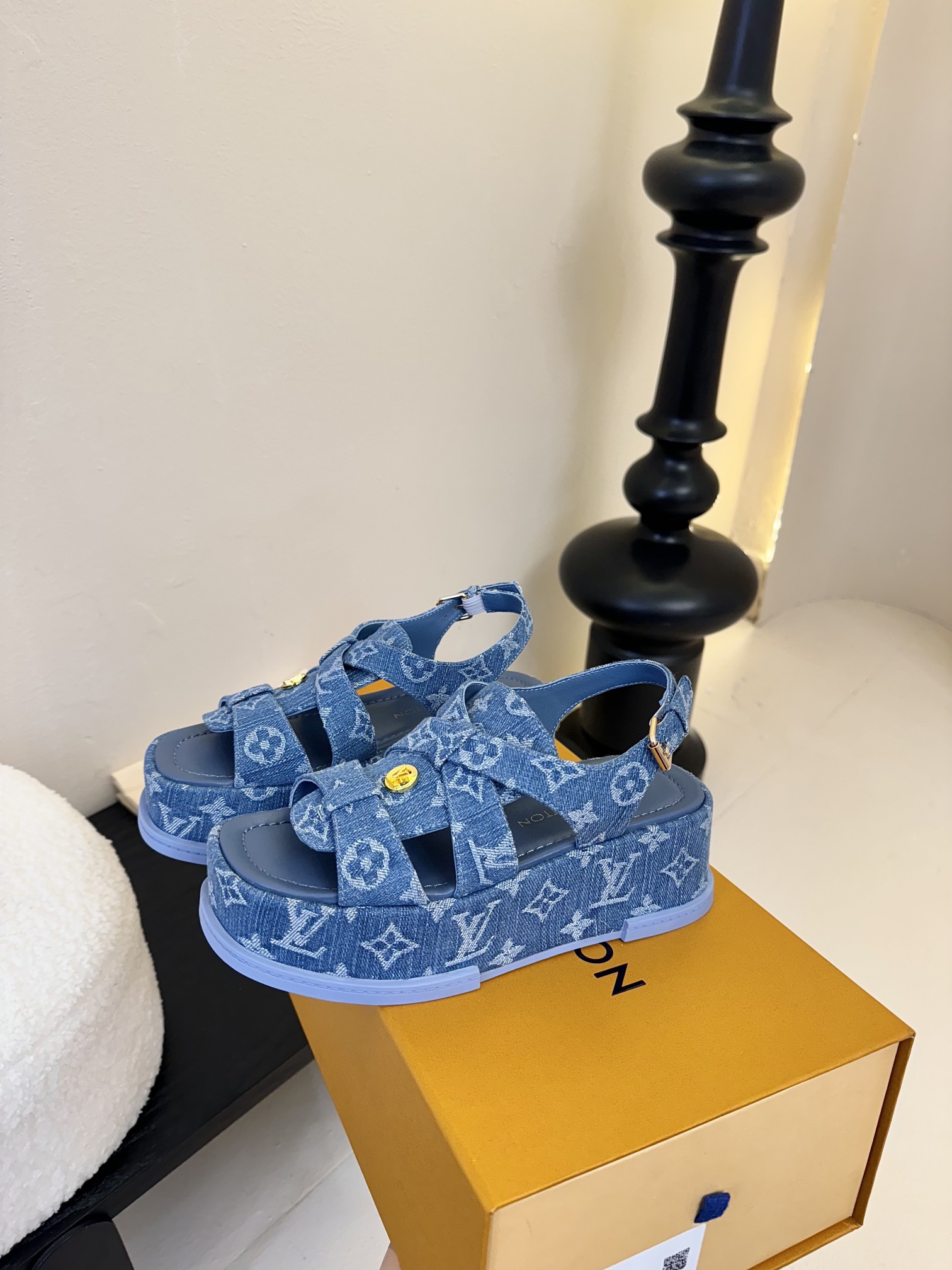 
Louis Vuitton 路易威登 MAYA FLATFORM 凉鞋‼️
      本款 Maya
