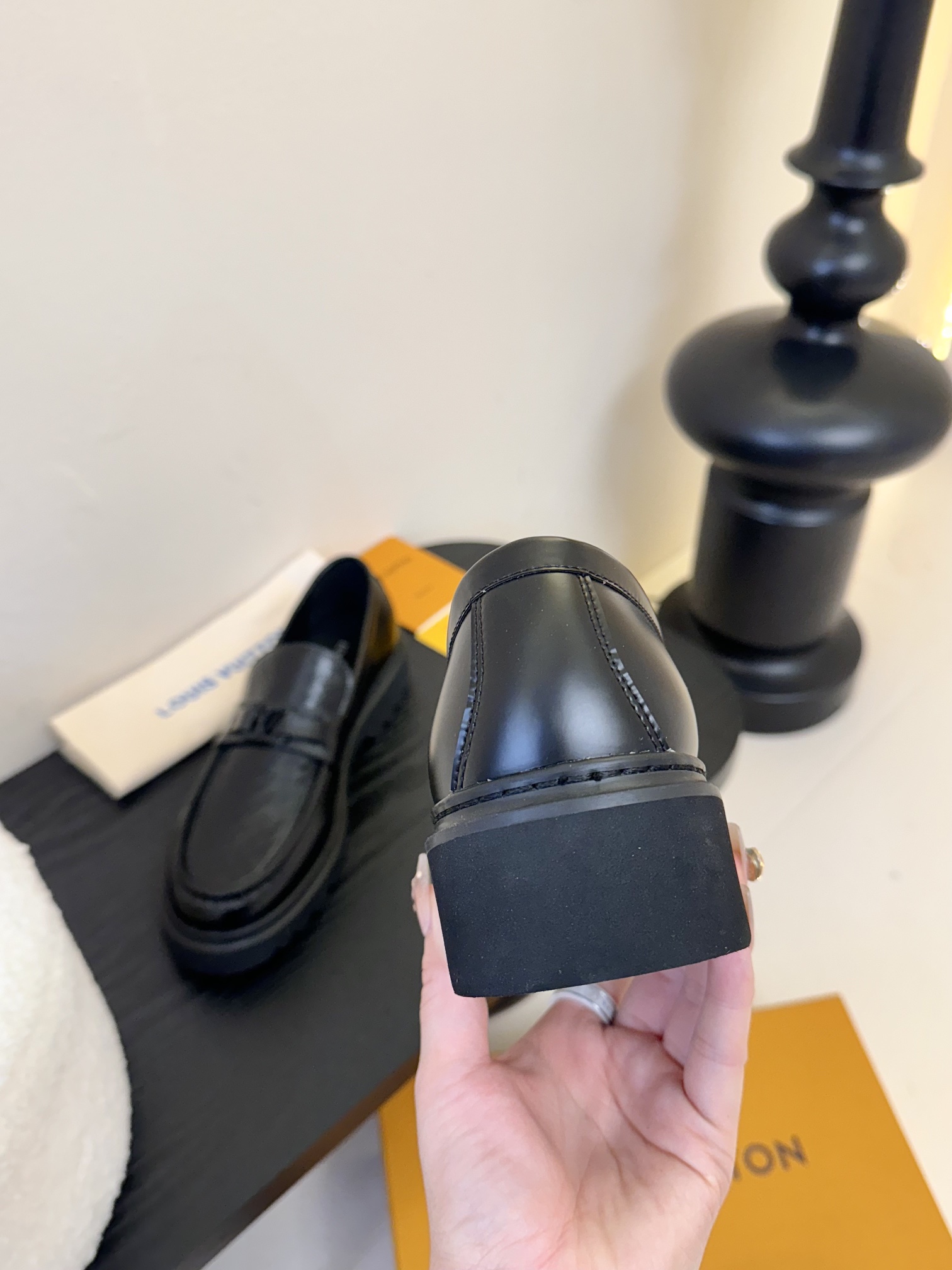  男款
L.V驴家24SS王鹤棣同款情侣款
德比玛丽珍乐福鞋厚底小皮鞋
近看菲董设计真的很精彩
chec