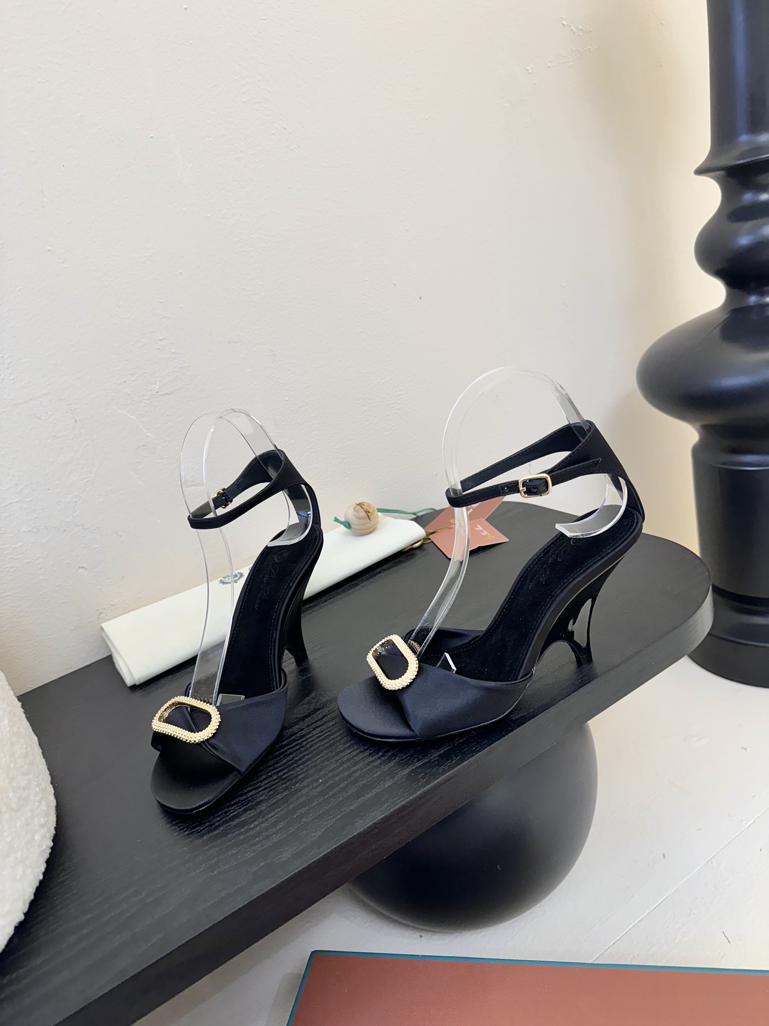 
Loro Piana LP 乐悠翩雅2025ss春夏女巫复古高跟凉鞋！
原版开发，LP意大利顶级奢侈品
