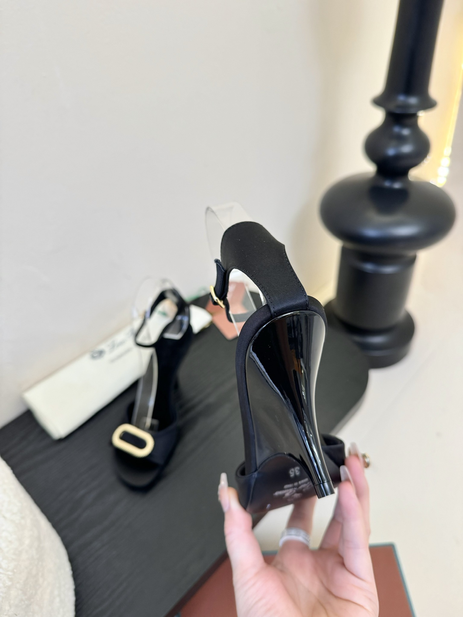 
Loro Piana LP 乐悠翩雅2025ss春夏女巫复古高跟凉鞋！
原版开发，LP意大利顶级奢侈品