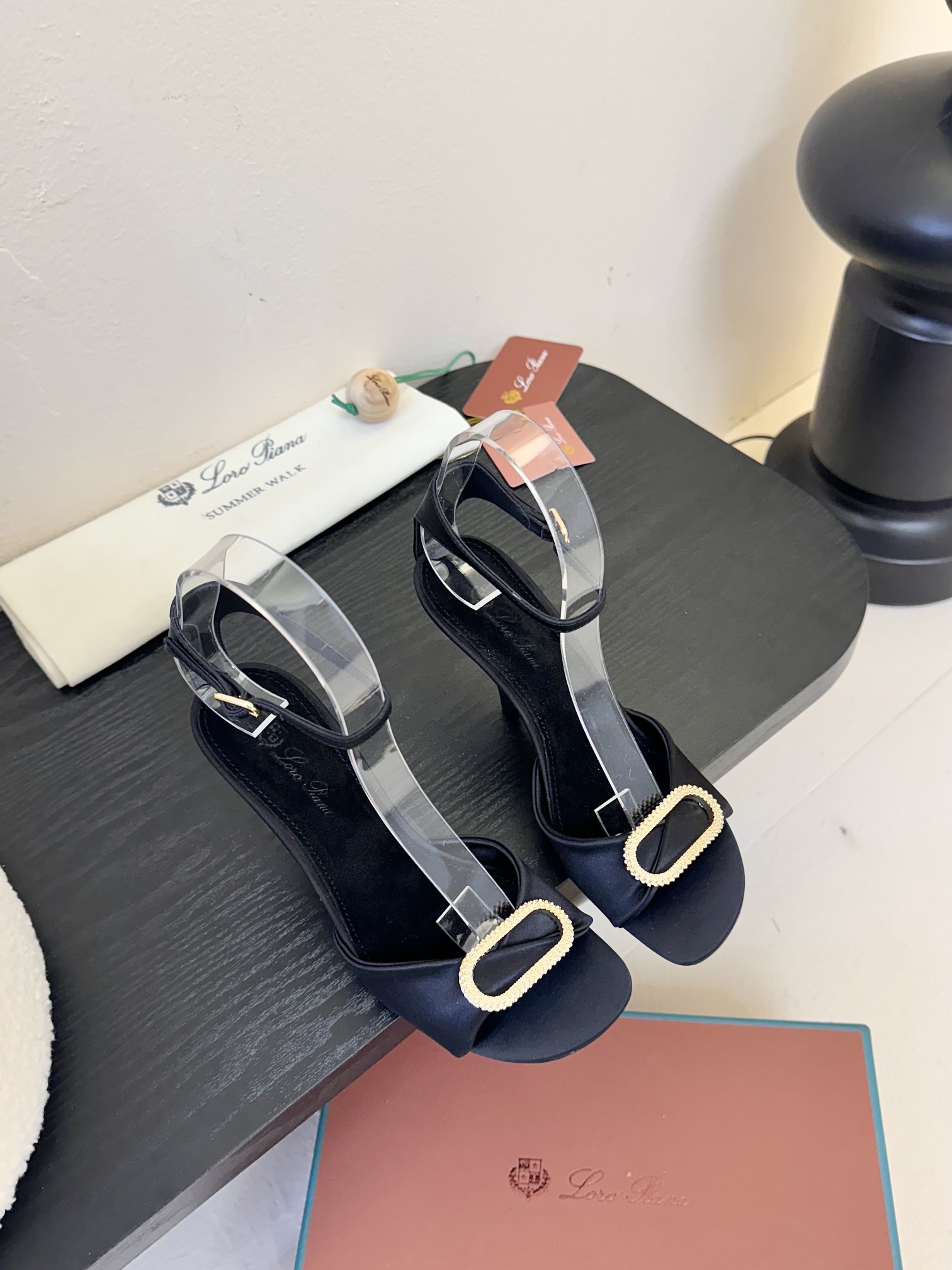 
Loro Piana LP 乐悠翩雅2025ss春夏女巫复古高跟凉鞋！
原版开发，LP意大利顶级奢侈品