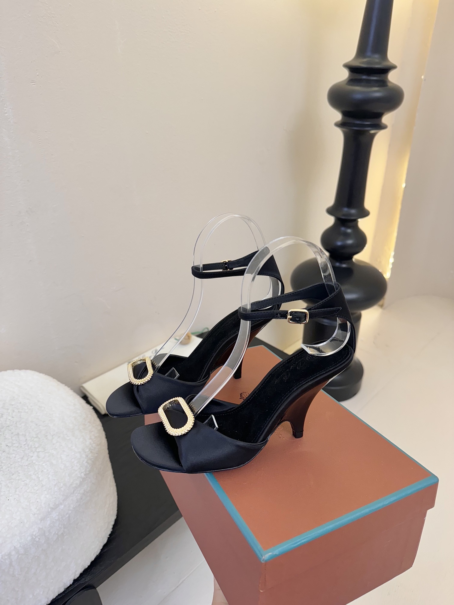 
Loro Piana LP 乐悠翩雅2025ss春夏女巫复古高跟凉鞋！
原版开发，LP意大利顶级奢侈品