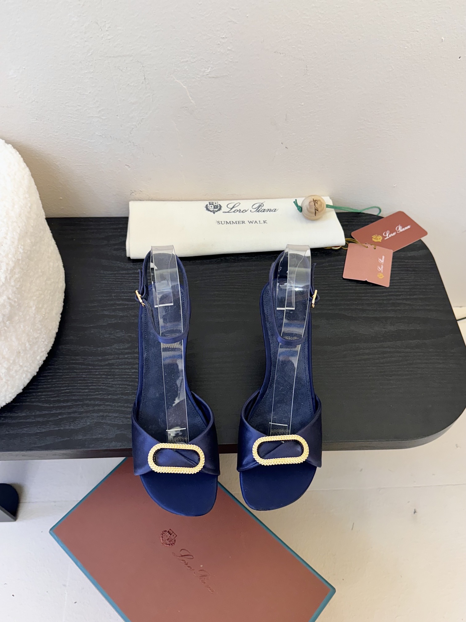 
Loro Piana LP 乐悠翩雅2025ss春夏女巫复古高跟凉鞋！
原版开发，LP意大利顶级奢侈品