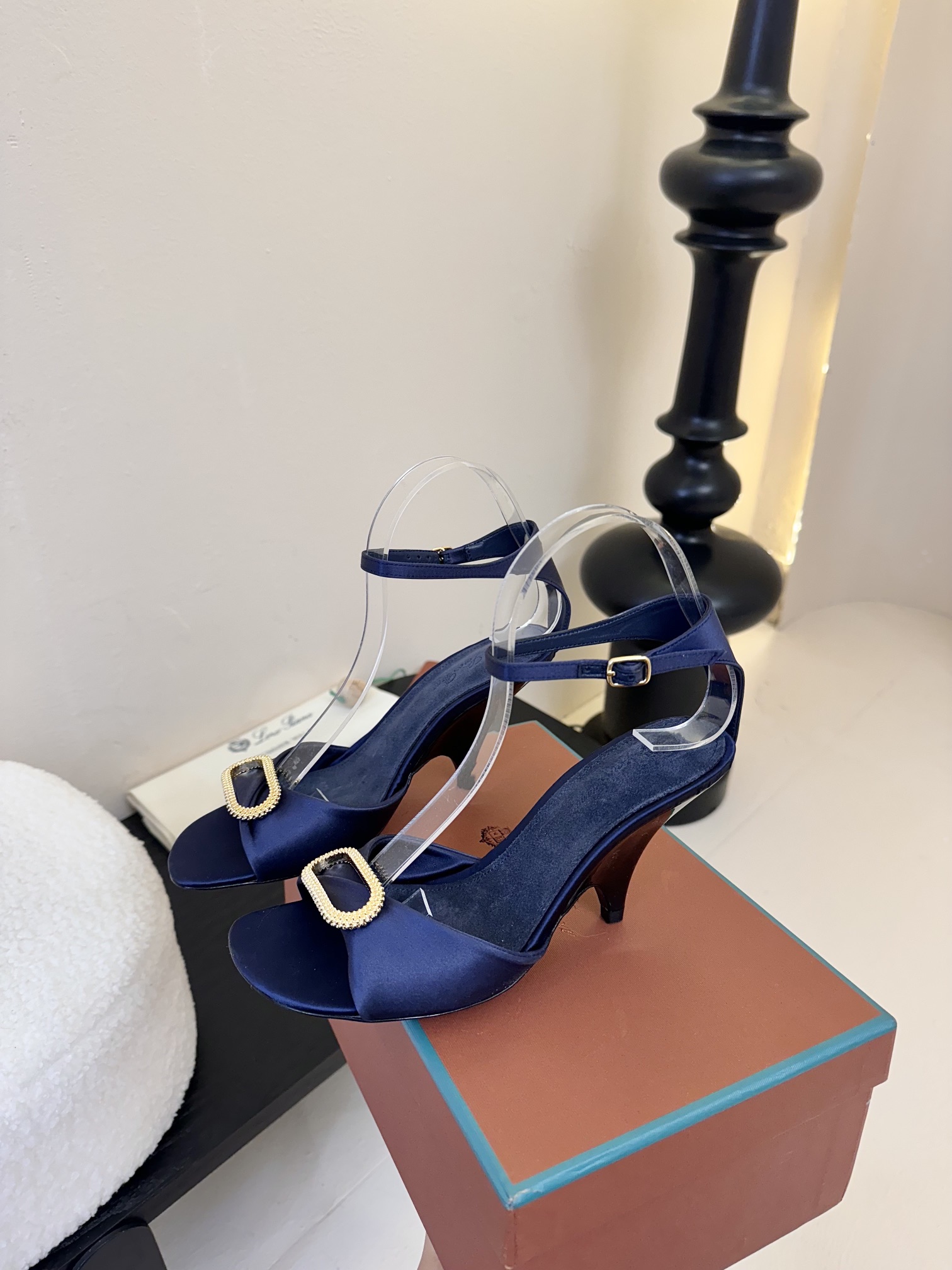 
Loro Piana LP 乐悠翩雅2025ss春夏女巫复古高跟凉鞋！
原版开发，LP意大利顶级奢侈品