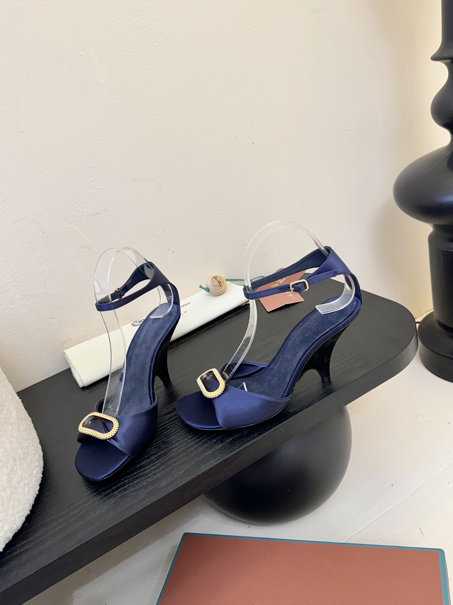 
Loro Piana LP 乐悠翩雅2025ss春夏女巫复古高跟凉鞋！
原版开发，LP意大利顶级奢侈品