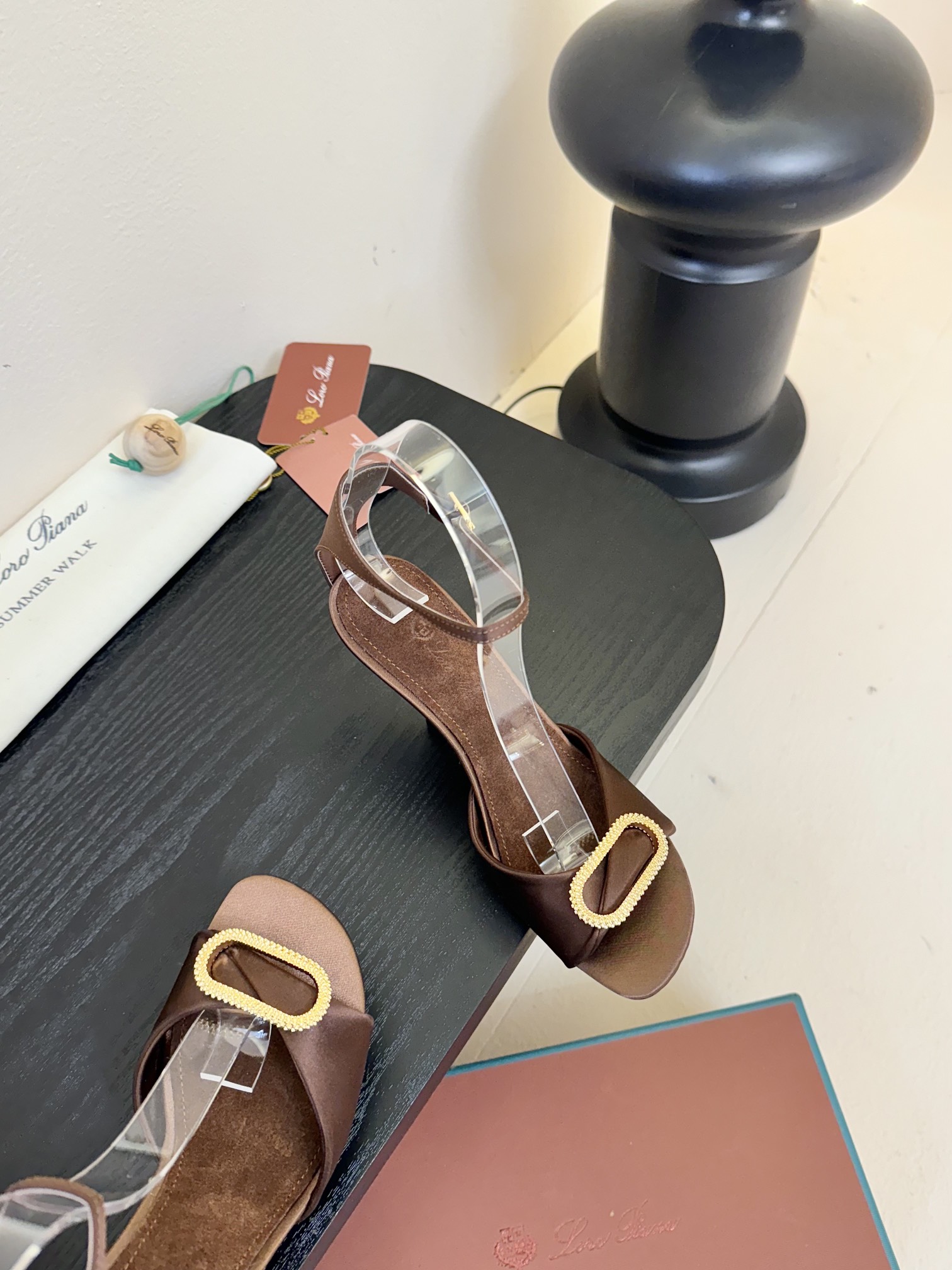 
Loro Piana LP 乐悠翩雅2025ss春夏女巫复古高跟凉鞋！
原版开发，LP意大利顶级奢侈品