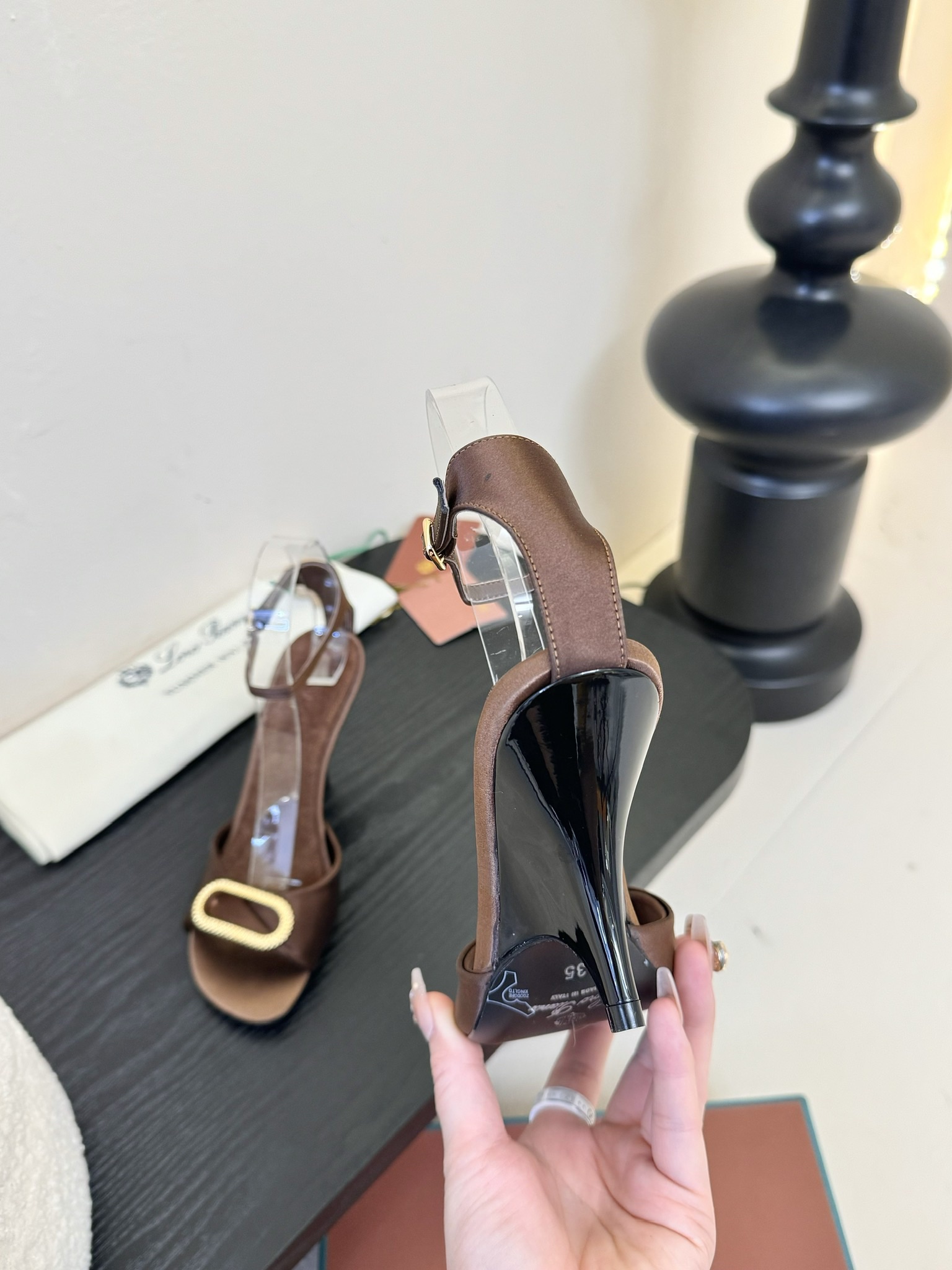 
Loro Piana LP 乐悠翩雅2025ss春夏女巫复古高跟凉鞋！
原版开发，LP意大利顶级奢侈品