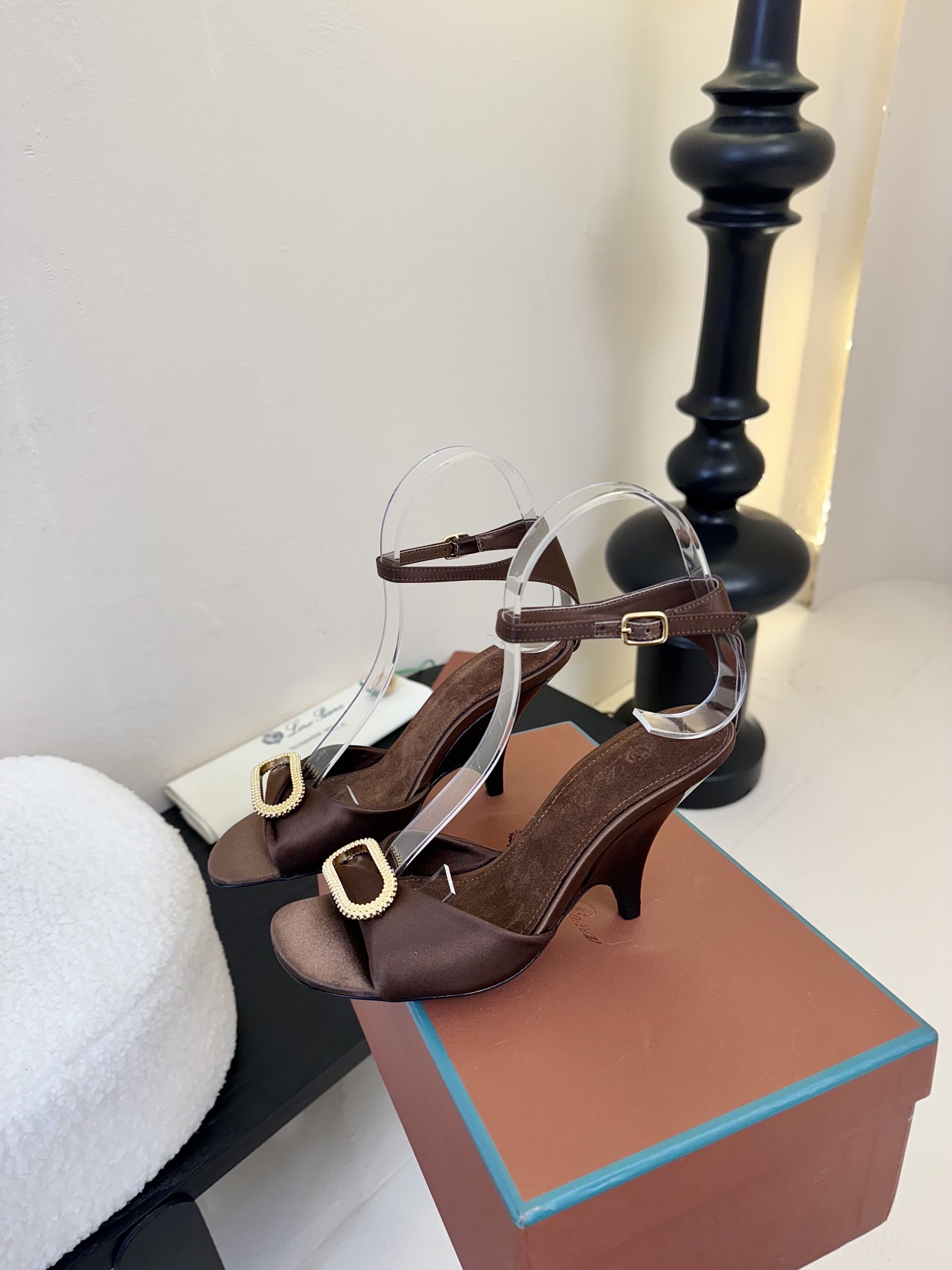 
Loro Piana LP 乐悠翩雅2025ss春夏女巫复古高跟凉鞋！
原版开发，LP意大利顶级奢侈品