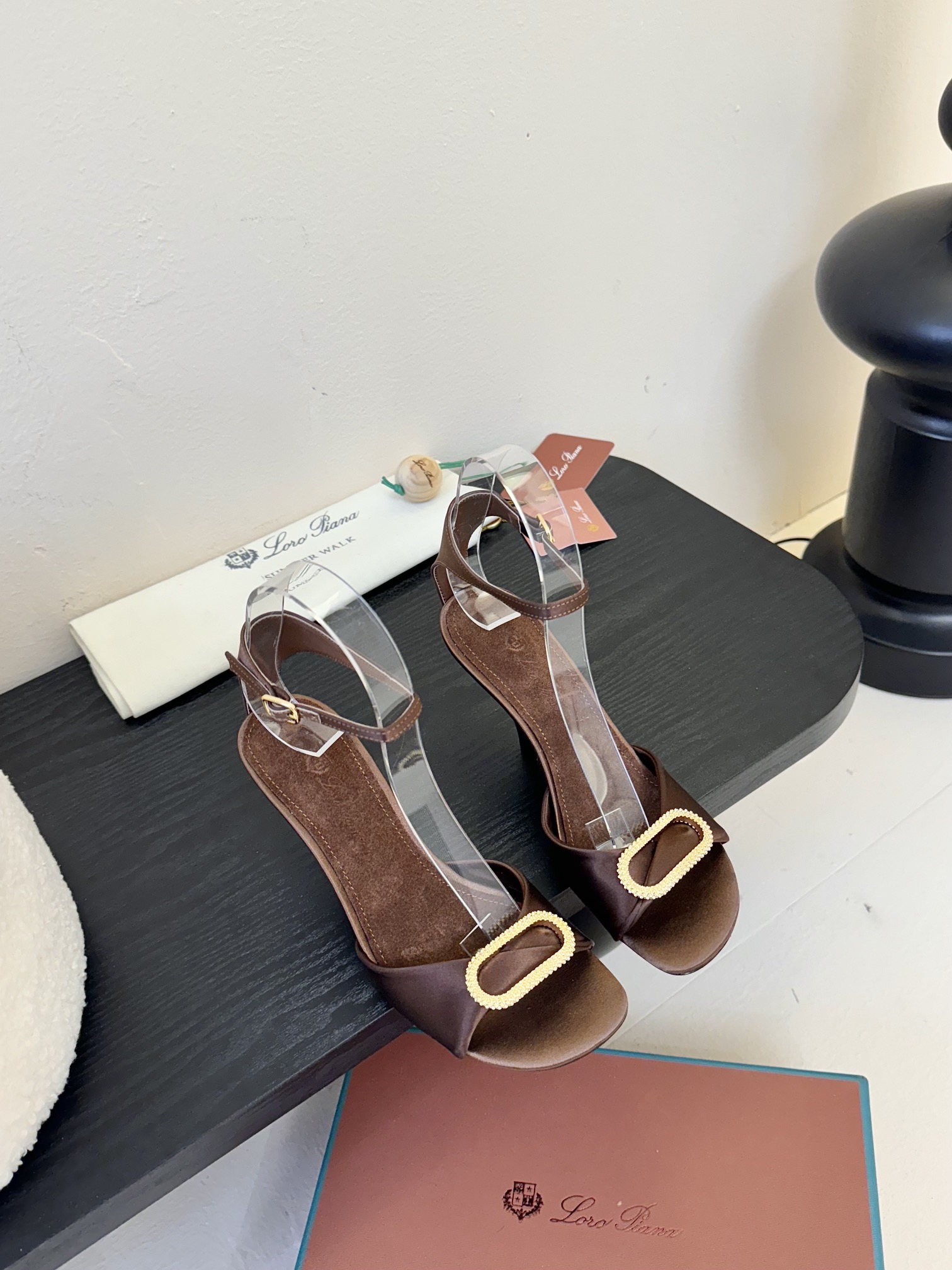 
Loro Piana LP 乐悠翩雅2025ss春夏女巫复古高跟凉鞋！
原版开发，LP意大利顶级奢侈品