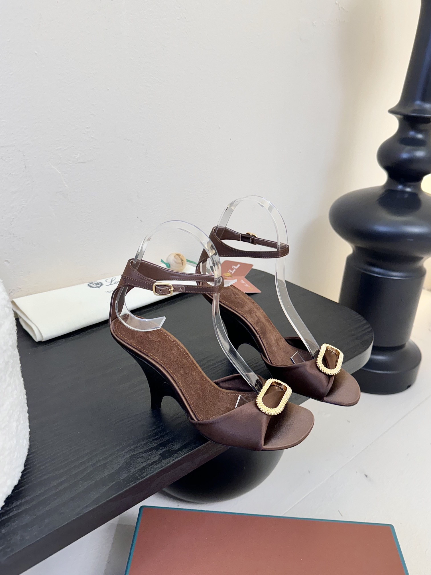 
Loro Piana LP 乐悠翩雅2025ss春夏女巫复古高跟凉鞋！
原版开发，LP意大利顶级奢侈品