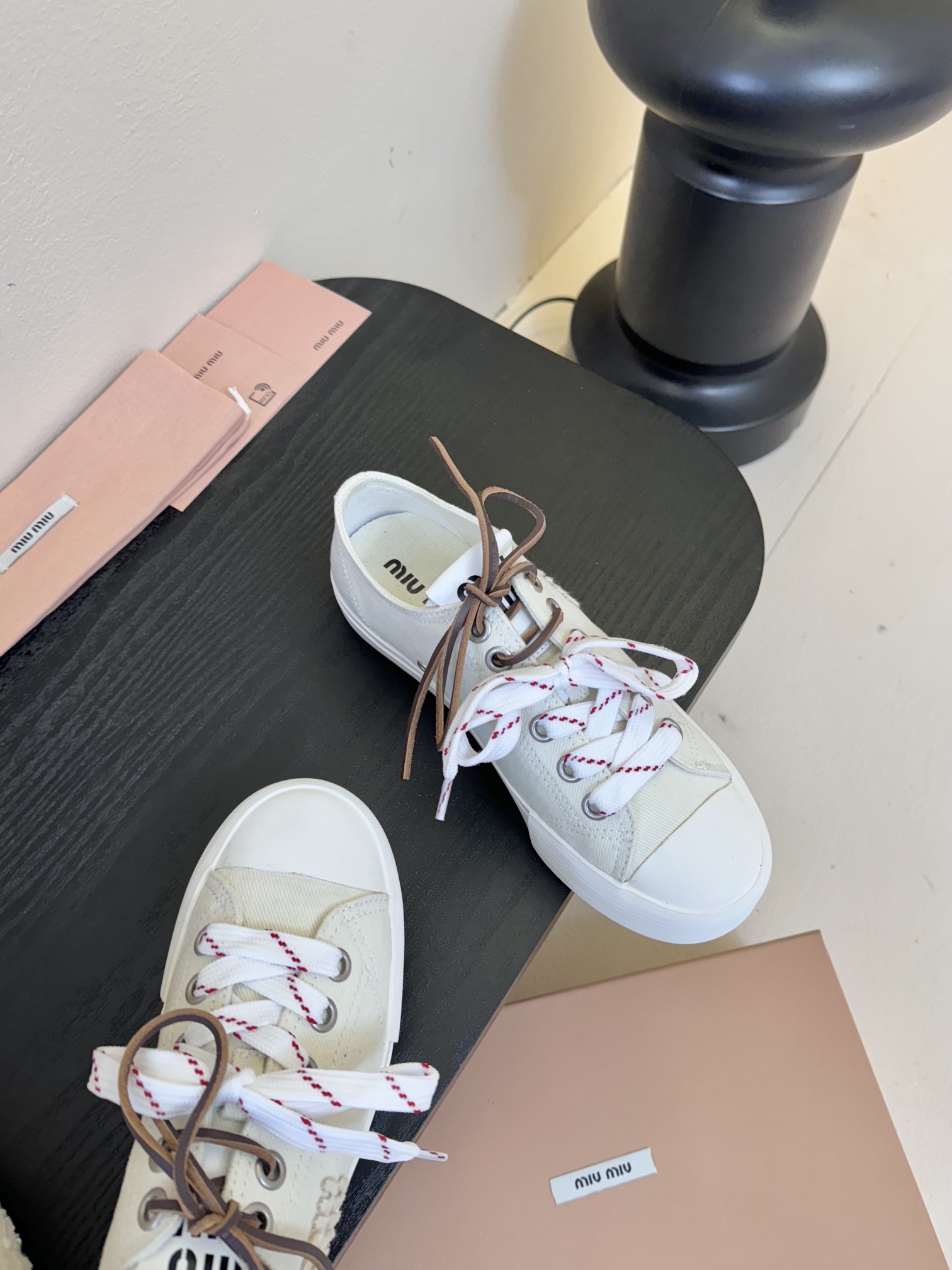 
MIU MIU缪缪 25/ 水洗牛仔布 帆布 皮面 圆头系带 低帮 帆布鞋

颜值担当火爆款帆布鞋 不