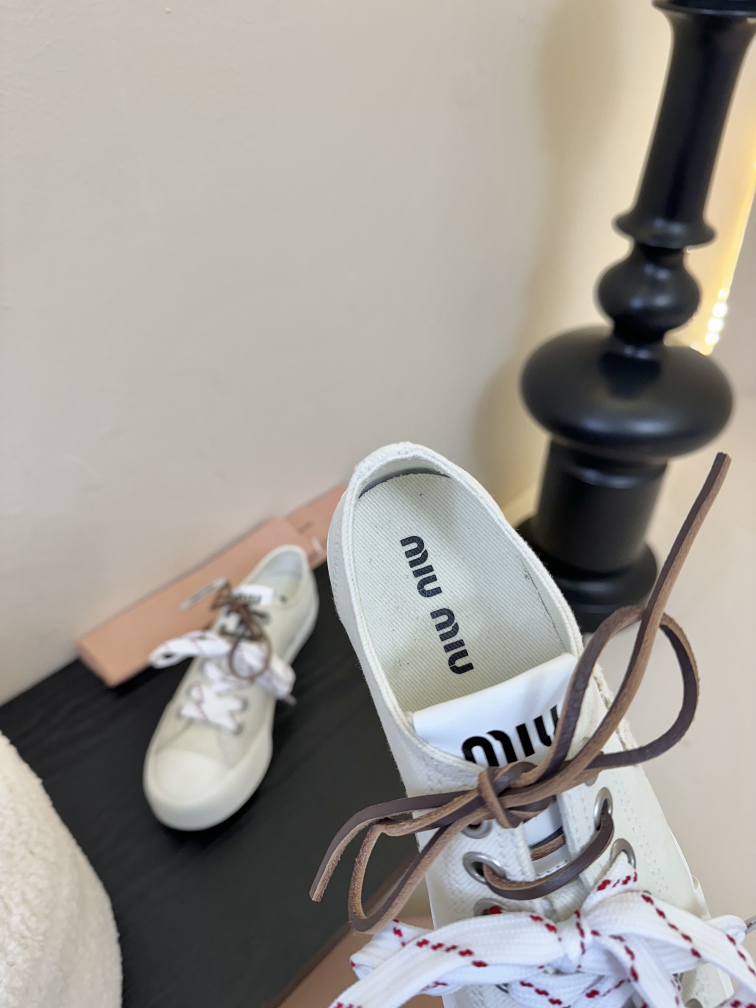 
MIU MIU缪缪 25/ 水洗牛仔布 帆布 皮面 圆头系带 低帮 帆布鞋

颜值担当火爆款帆布鞋 不