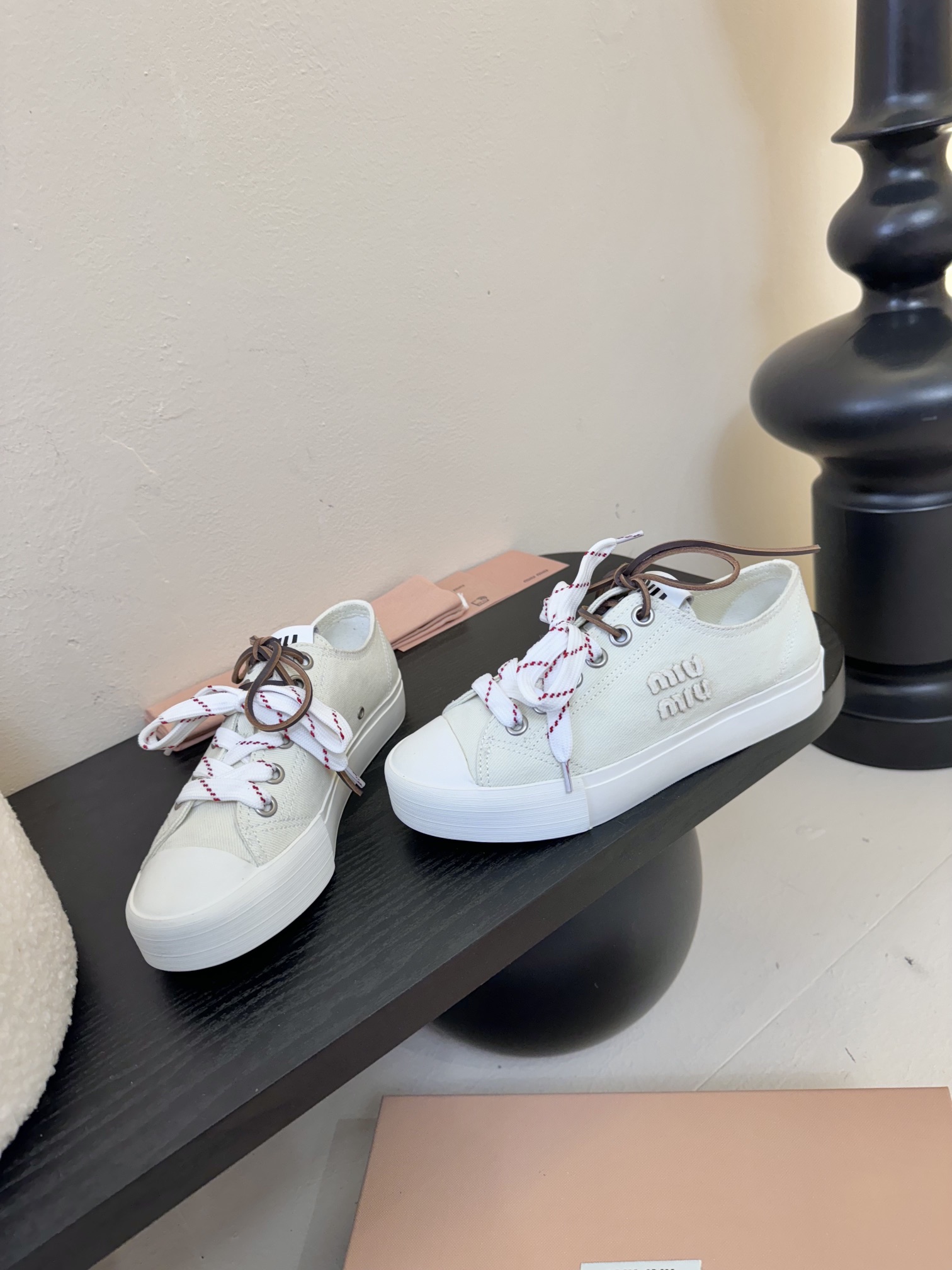 
MIU MIU缪缪 25/ 水洗牛仔布 帆布 皮面 圆头系带 低帮 帆布鞋

颜值担当火爆款帆布鞋 不