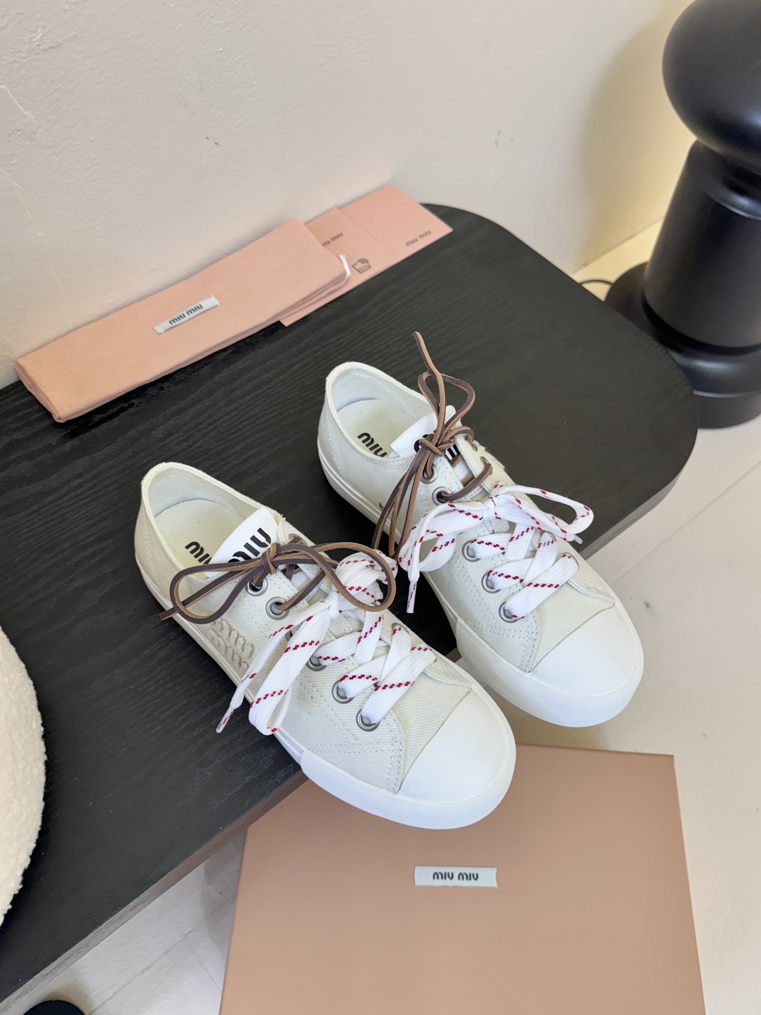 
MIU MIU缪缪 25/ 水洗牛仔布 帆布 皮面 圆头系带 低帮 帆布鞋

颜值担当火爆款帆布鞋 不