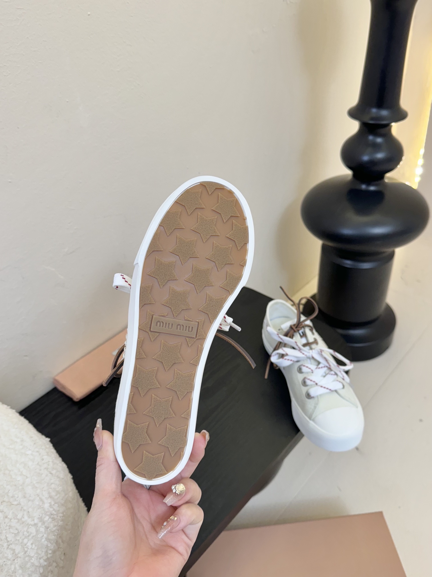 
MIU MIU缪缪 25/ 水洗牛仔布 帆布 皮面 圆头系带 低帮 帆布鞋

颜值担当火爆款帆布鞋 不
