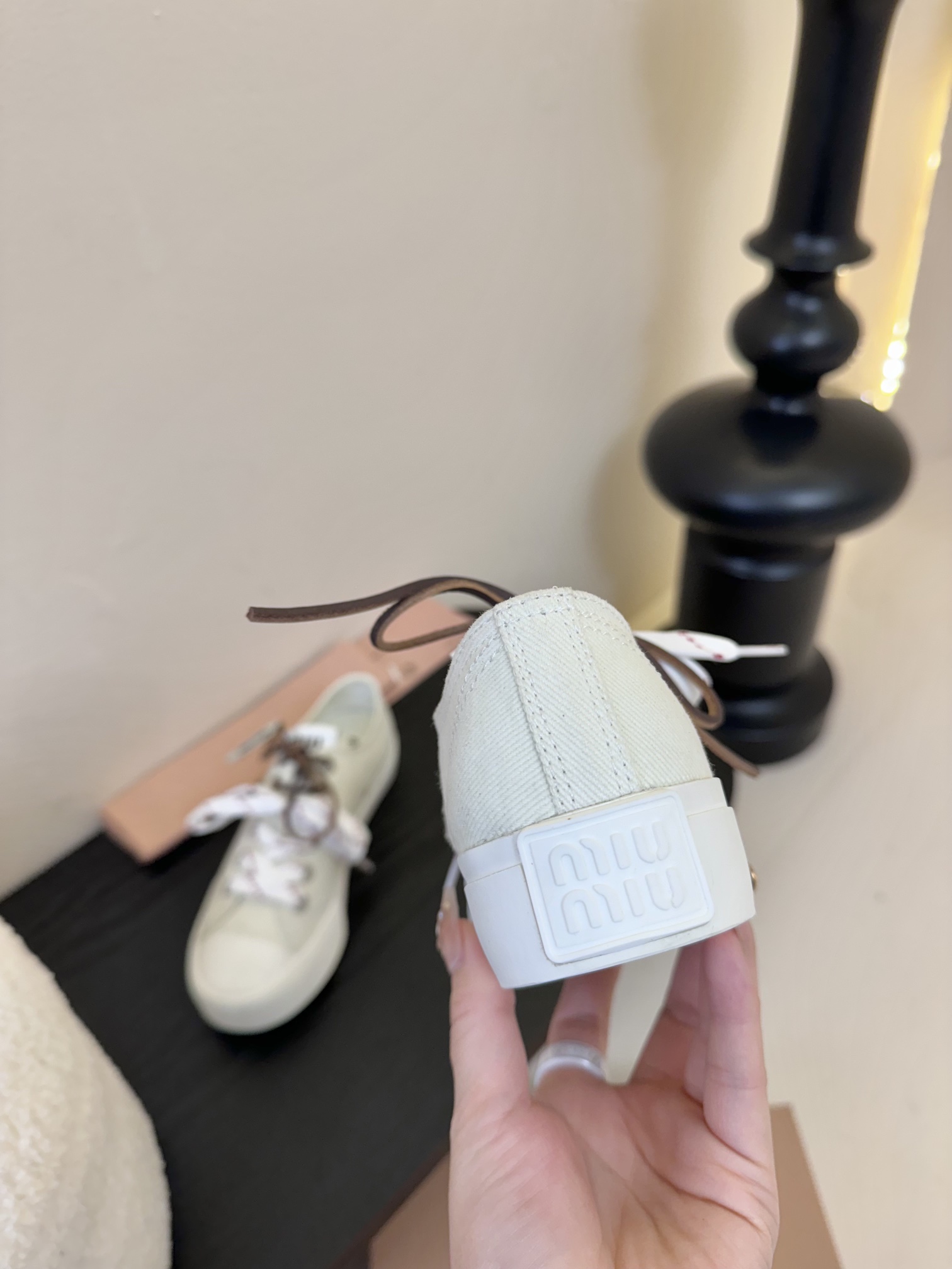 
MIU MIU缪缪 25/ 水洗牛仔布 帆布 皮面 圆头系带 低帮 帆布鞋

颜值担当火爆款帆布鞋 不