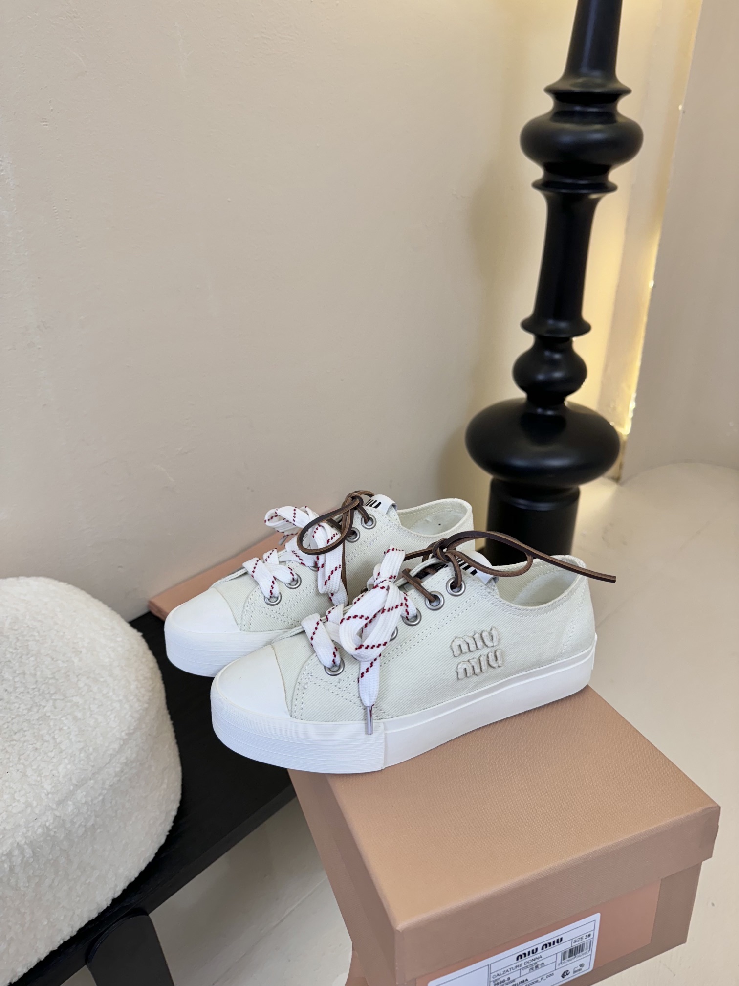 
MIU MIU缪缪 25/ 水洗牛仔布 帆布 皮面 圆头系带 低帮 帆布鞋

颜值担当火爆款帆布鞋 不