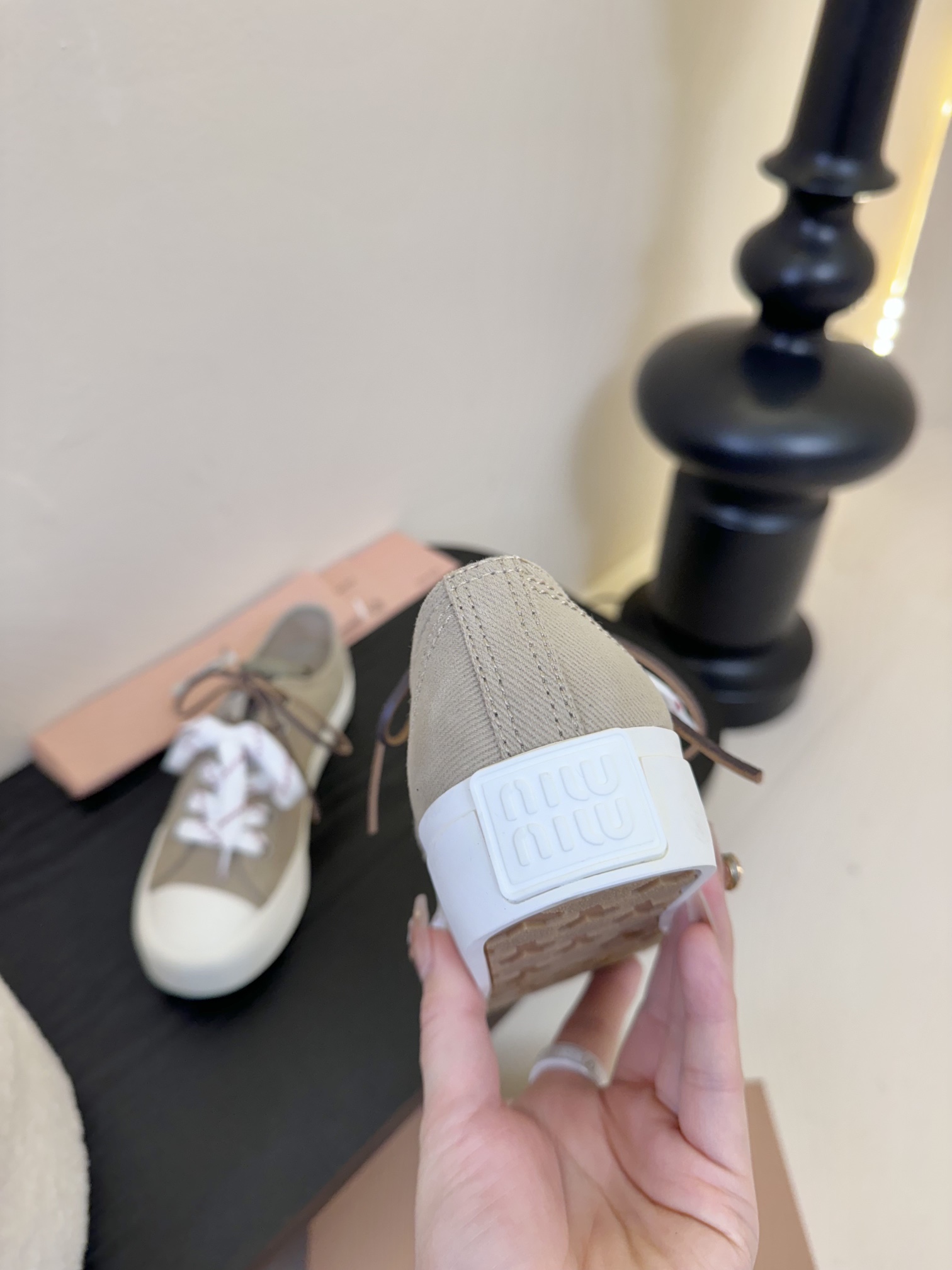 
MIU MIU缪缪 25/ 水洗牛仔布 帆布 皮面 圆头系带 低帮 帆布鞋

颜值担当火爆款帆布鞋 不