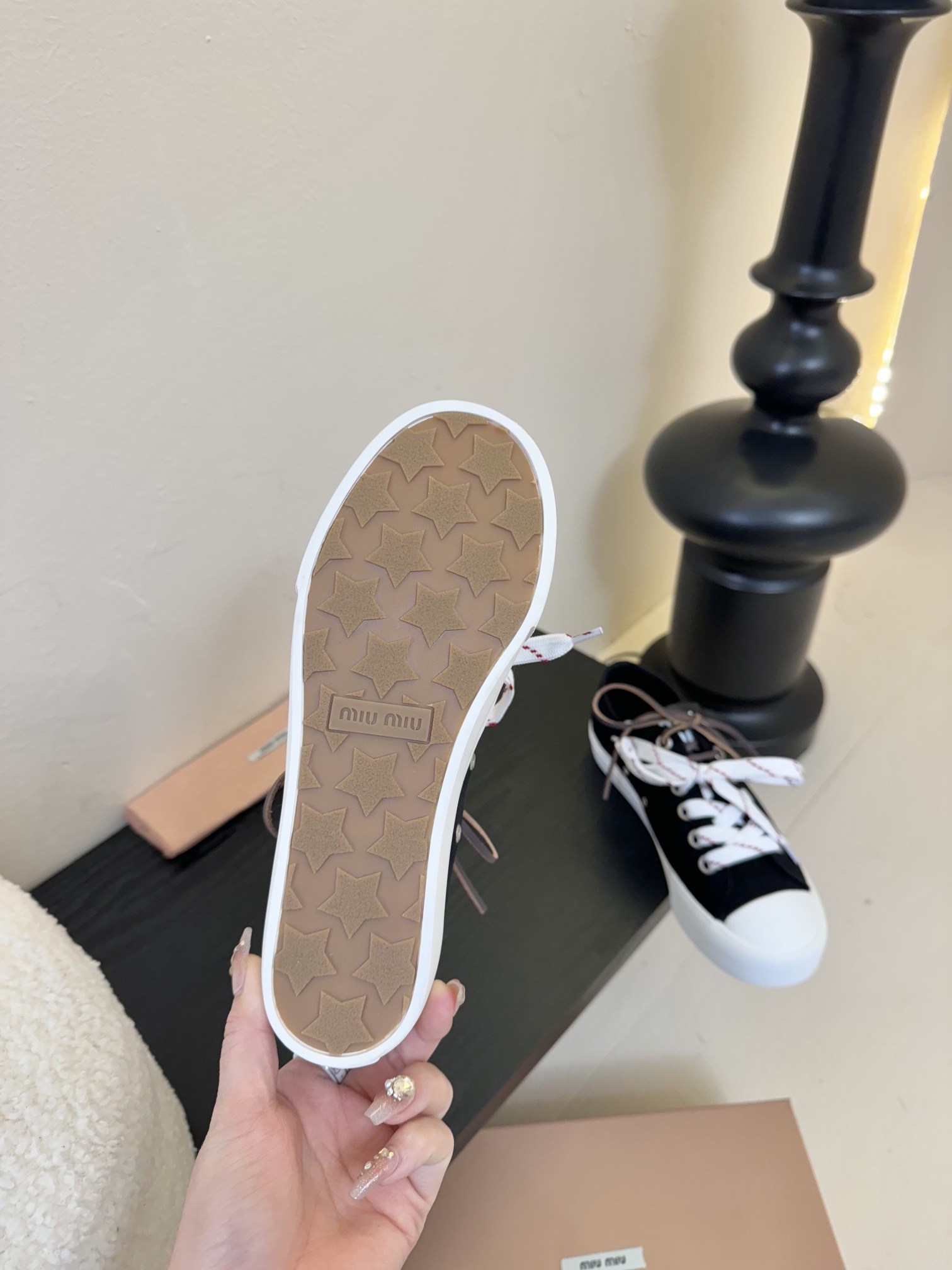 
MIU MIU缪缪 25/ 水洗牛仔布 帆布 皮面 圆头系带 低帮 帆布鞋

颜值担当火爆款帆布鞋 不