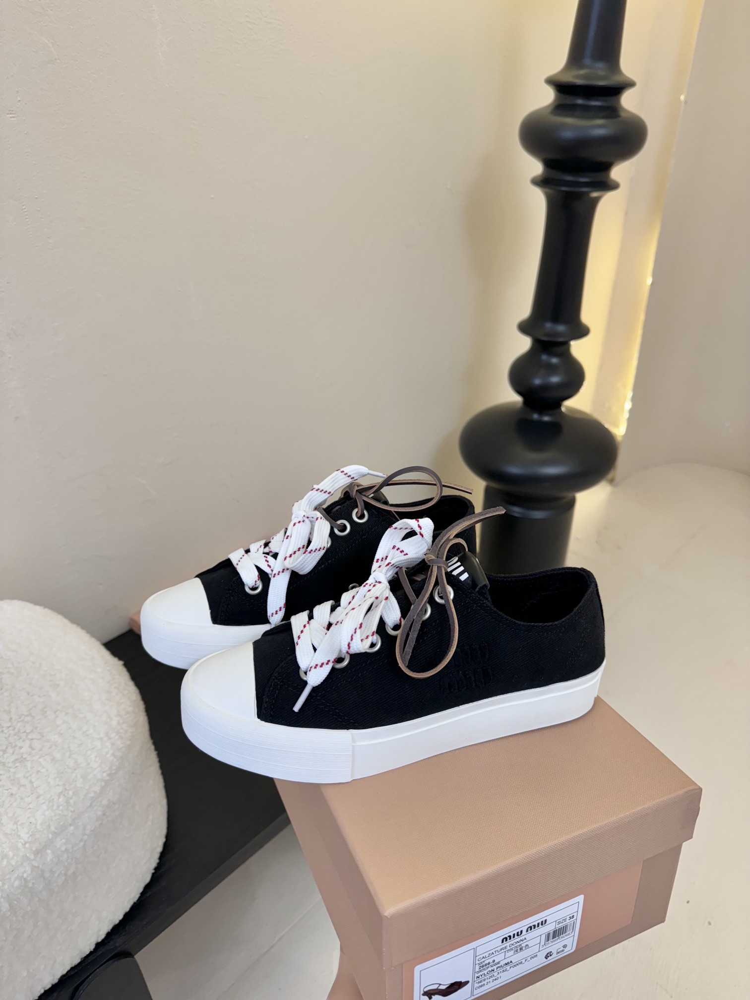 
MIU MIU缪缪 25/ 水洗牛仔布 帆布 皮面 圆头系带 低帮 帆布鞋

颜值担当火爆款帆布鞋 不
