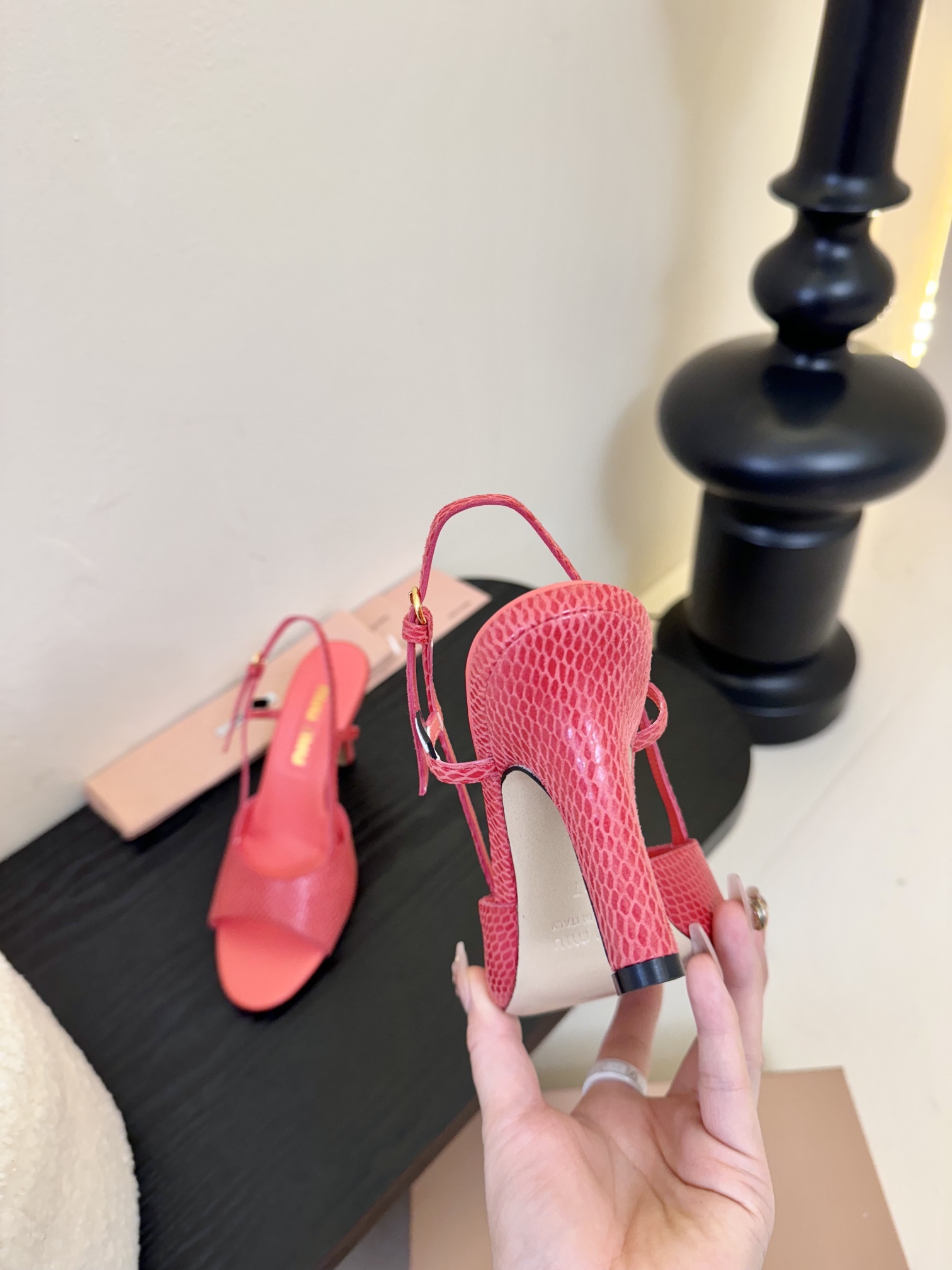 ！
miumiu缪缪25春夏新款简易复古蜥蜴纹高跟鱼嘴凉鞋！春夏清新配色🔥🎉曲线优美，小猫跟后空凉鞋 🌟