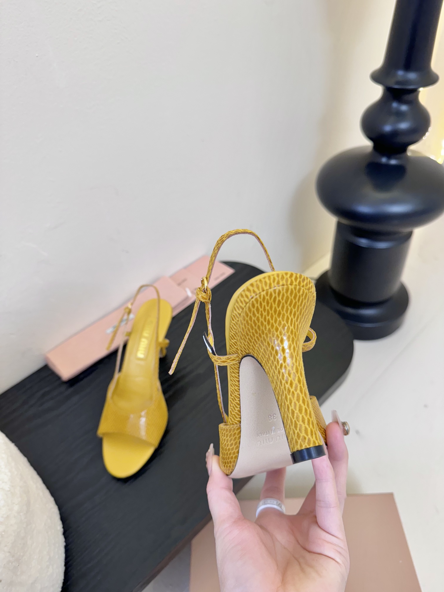 ！
miumiu缪缪25春夏新款简易复古蜥蜴纹高跟鱼嘴凉鞋！春夏清新配色🔥🎉曲线优美，小猫跟后空凉鞋 🌟