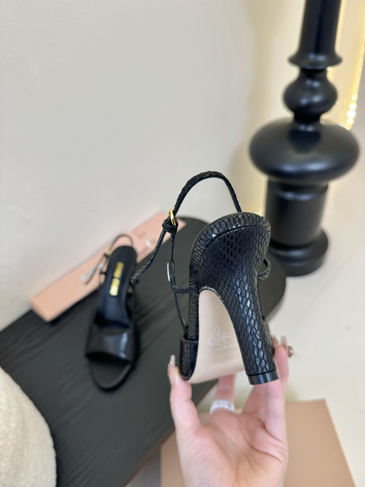 ！
miumiu缪缪25春夏新款简易复古蜥蜴纹高跟鱼嘴凉鞋！春夏清新配色🔥🎉曲线优美，小猫跟后空凉鞋 🌟