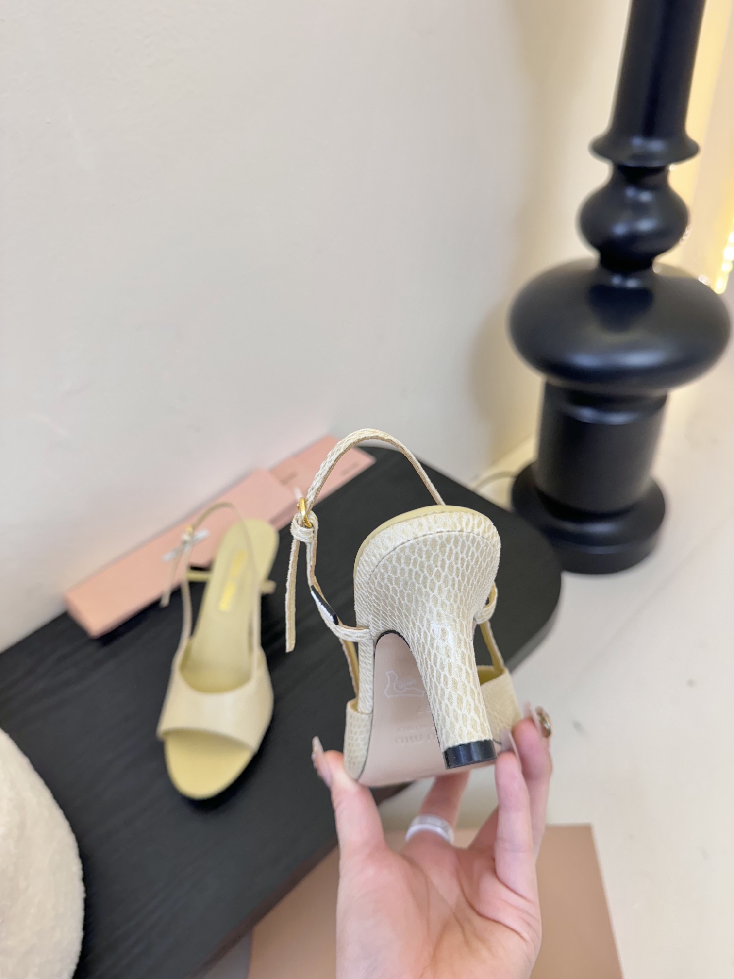 ！
miumiu缪缪25春夏新款简易复古蜥蜴纹高跟鱼嘴凉鞋！春夏清新配色🔥🎉曲线优美，小猫跟后空凉鞋 🌟