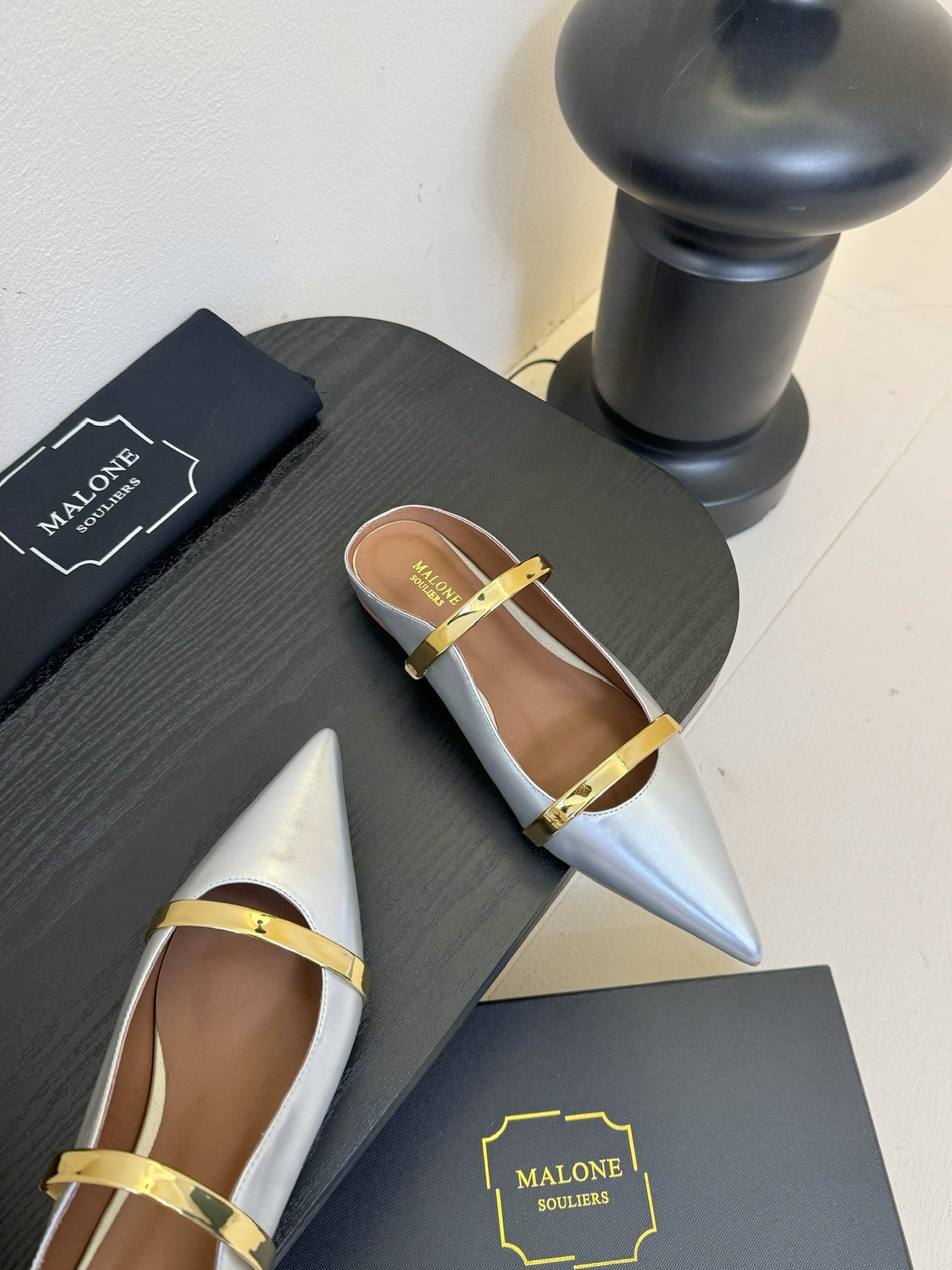 
【Malone Souliers】中跟半拖。喜欢过通混搭不同触感和地质的材料达到一种平的衡感觉。鞋面采