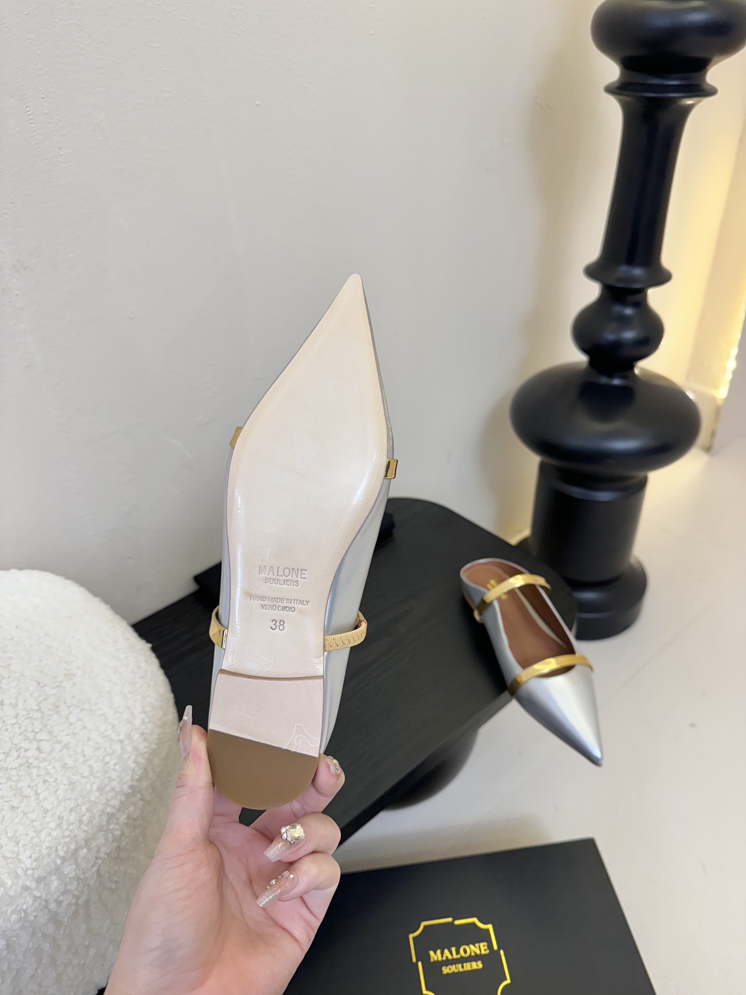 
【Malone Souliers】中跟半拖。喜欢过通混搭不同触感和地质的材料达到一种平的衡感觉。鞋面采