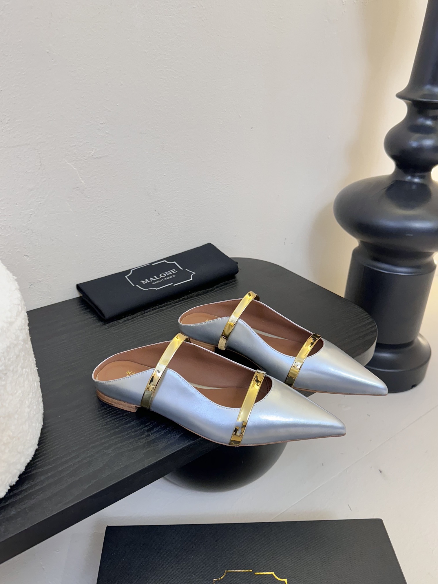 
【Malone Souliers】中跟半拖。喜欢过通混搭不同触感和地质的材料达到一种平的衡感觉。鞋面采