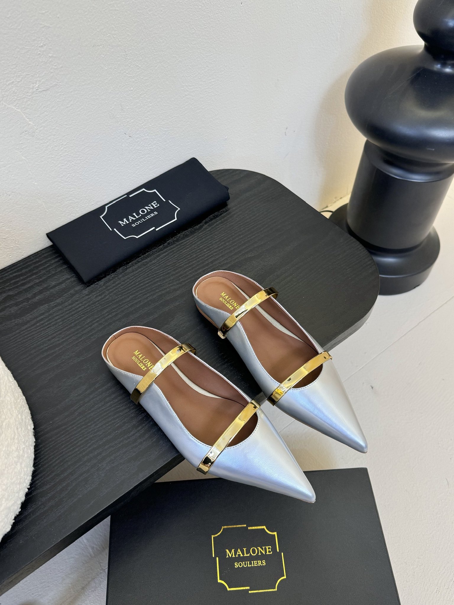 
【Malone Souliers】中跟半拖。喜欢过通混搭不同触感和地质的材料达到一种平的衡感觉。鞋面采