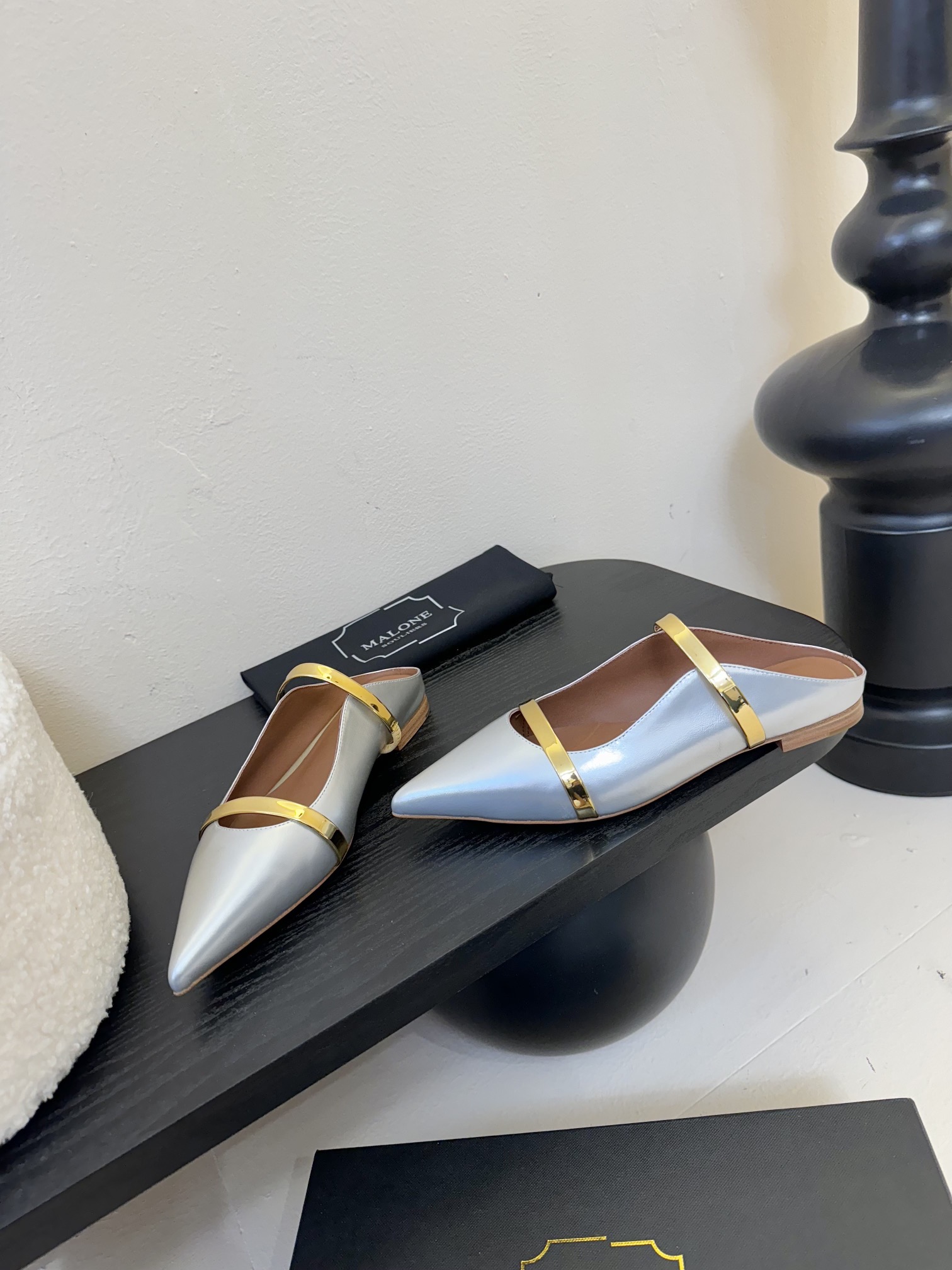 
【Malone Souliers】中跟半拖。喜欢过通混搭不同触感和地质的材料达到一种平的衡感觉。鞋面采