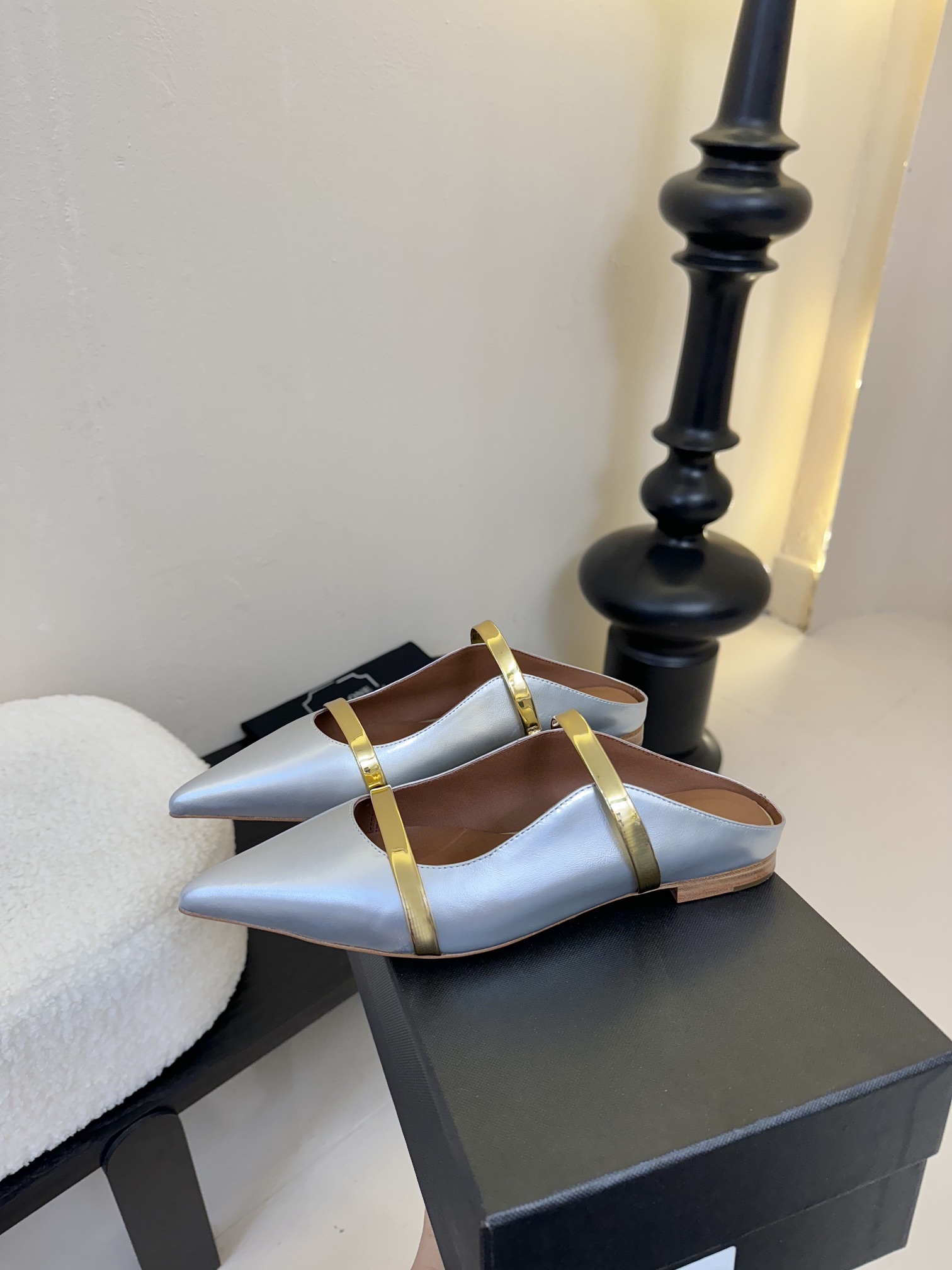 
【Malone Souliers】中跟半拖。喜欢过通混搭不同触感和地质的材料达到一种平的衡感觉。鞋面采