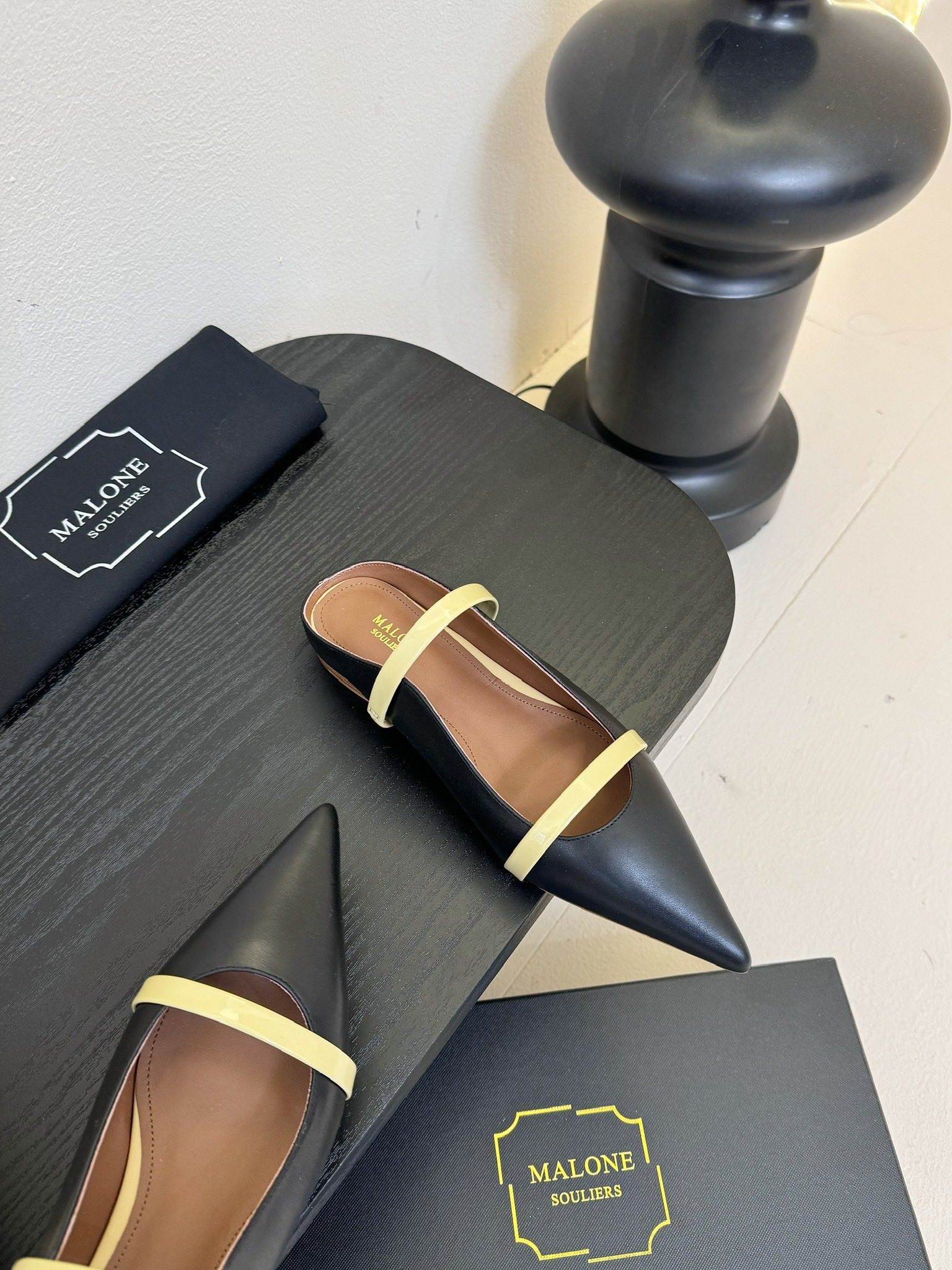 
【Malone Souliers】中跟半拖。喜欢过通混搭不同触感和地质的材料达到一种平的衡感觉。鞋面采