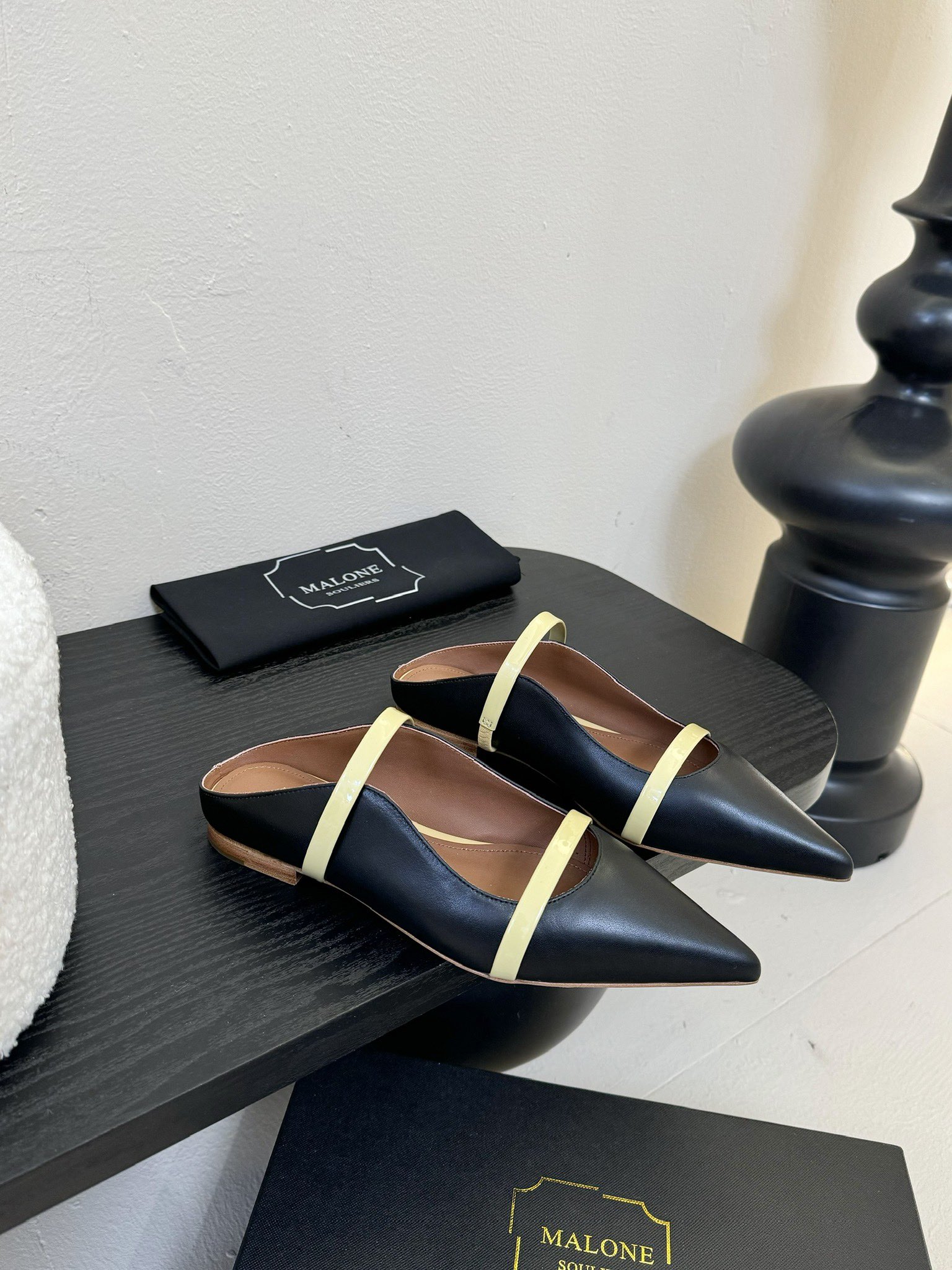 
【Malone Souliers】中跟半拖。喜欢过通混搭不同触感和地质的材料达到一种平的衡感觉。鞋面采