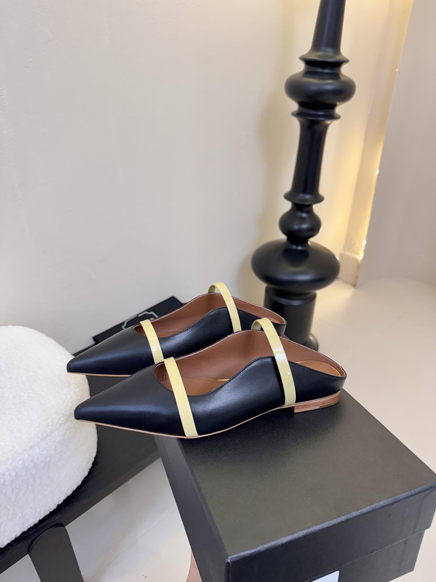 
【Malone Souliers】中跟半拖。喜欢过通混搭不同触感和地质的材料达到一种平的衡感觉。鞋面采