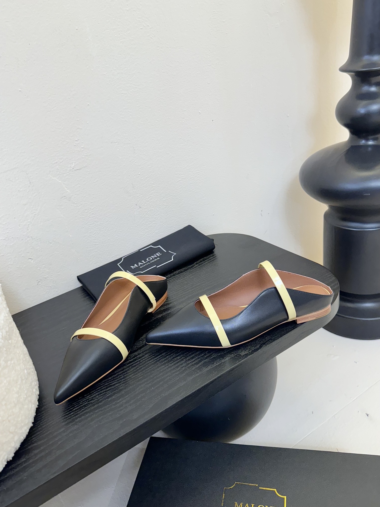 
【Malone Souliers】中跟半拖。喜欢过通混搭不同触感和地质的材料达到一种平的衡感觉。鞋面采