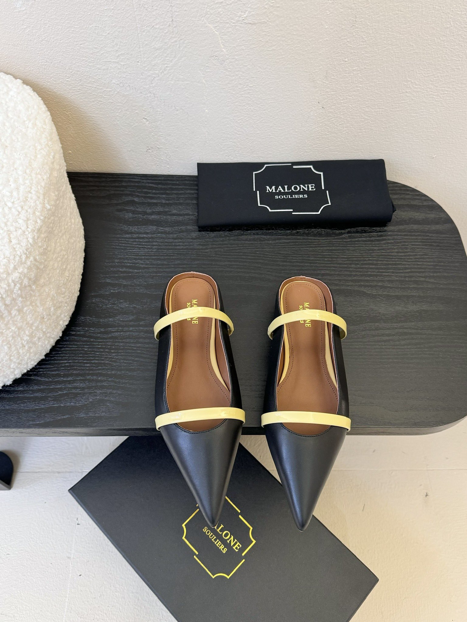 
【Malone Souliers】中跟半拖。喜欢过通混搭不同触感和地质的材料达到一种平的衡感觉。鞋面采