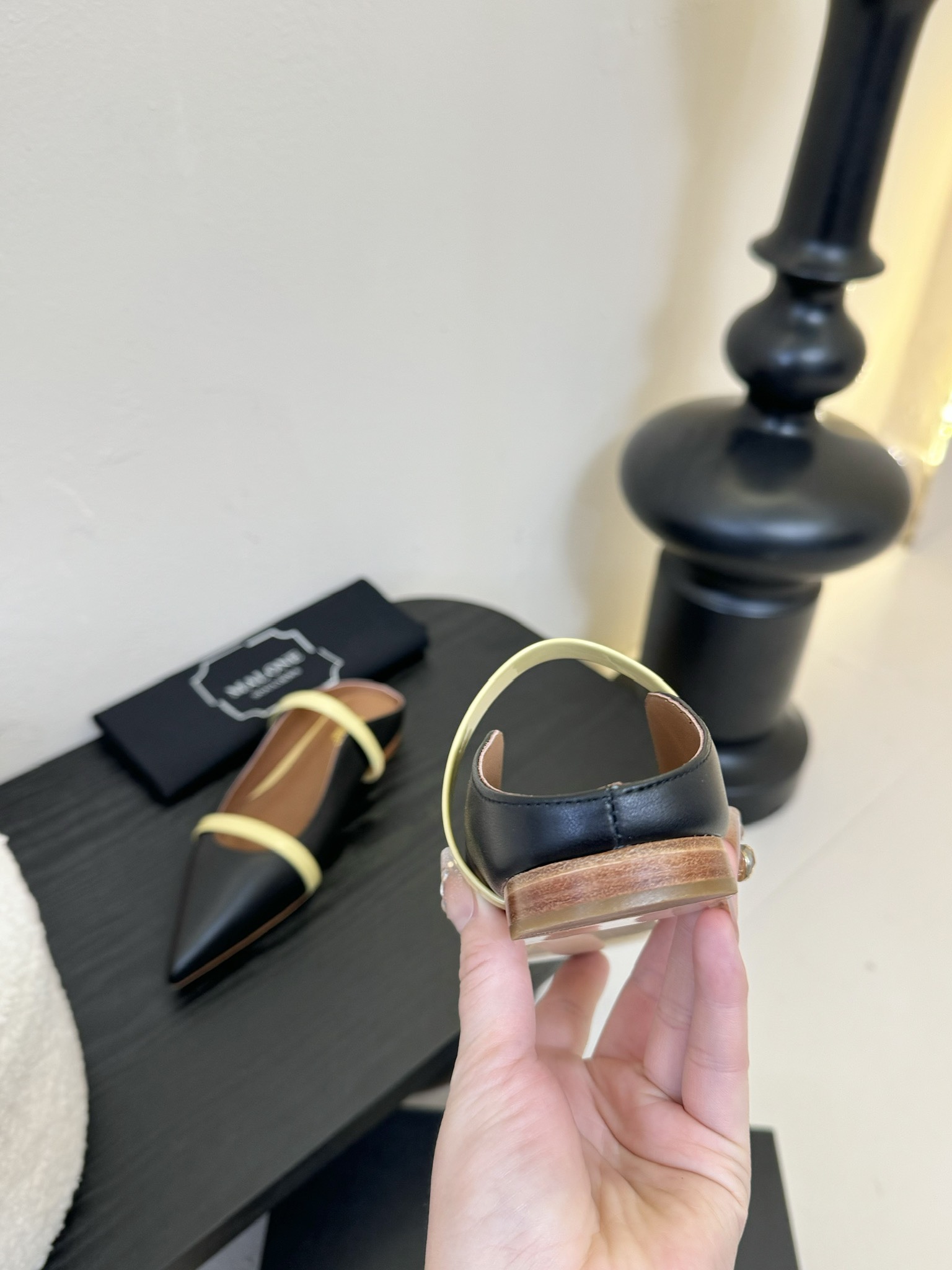 
【Malone Souliers】中跟半拖。喜欢过通混搭不同触感和地质的材料达到一种平的衡感觉。鞋面采