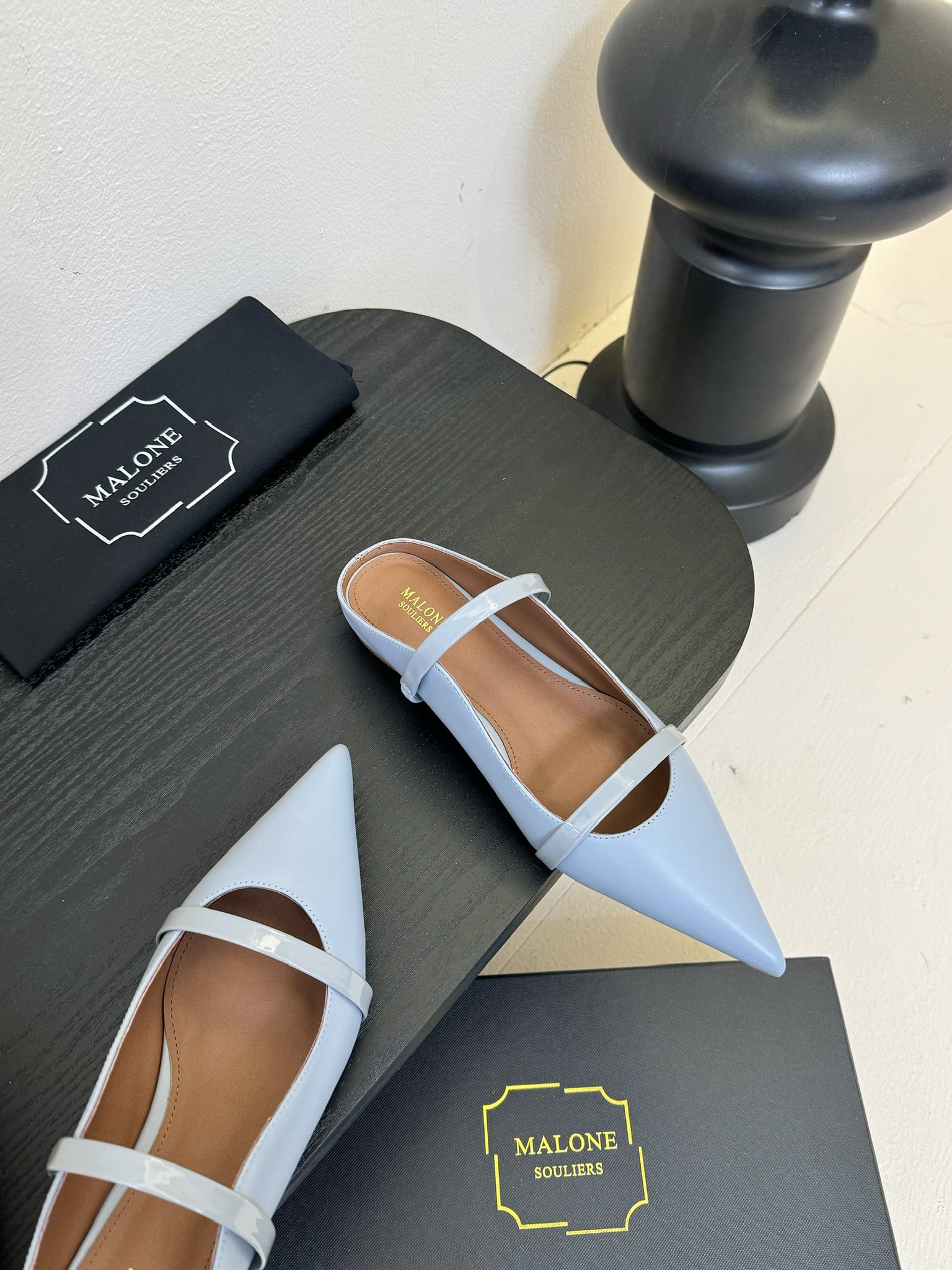 
【Malone Souliers】中跟半拖。喜欢过通混搭不同触感和地质的材料达到一种平的衡感觉。鞋面采