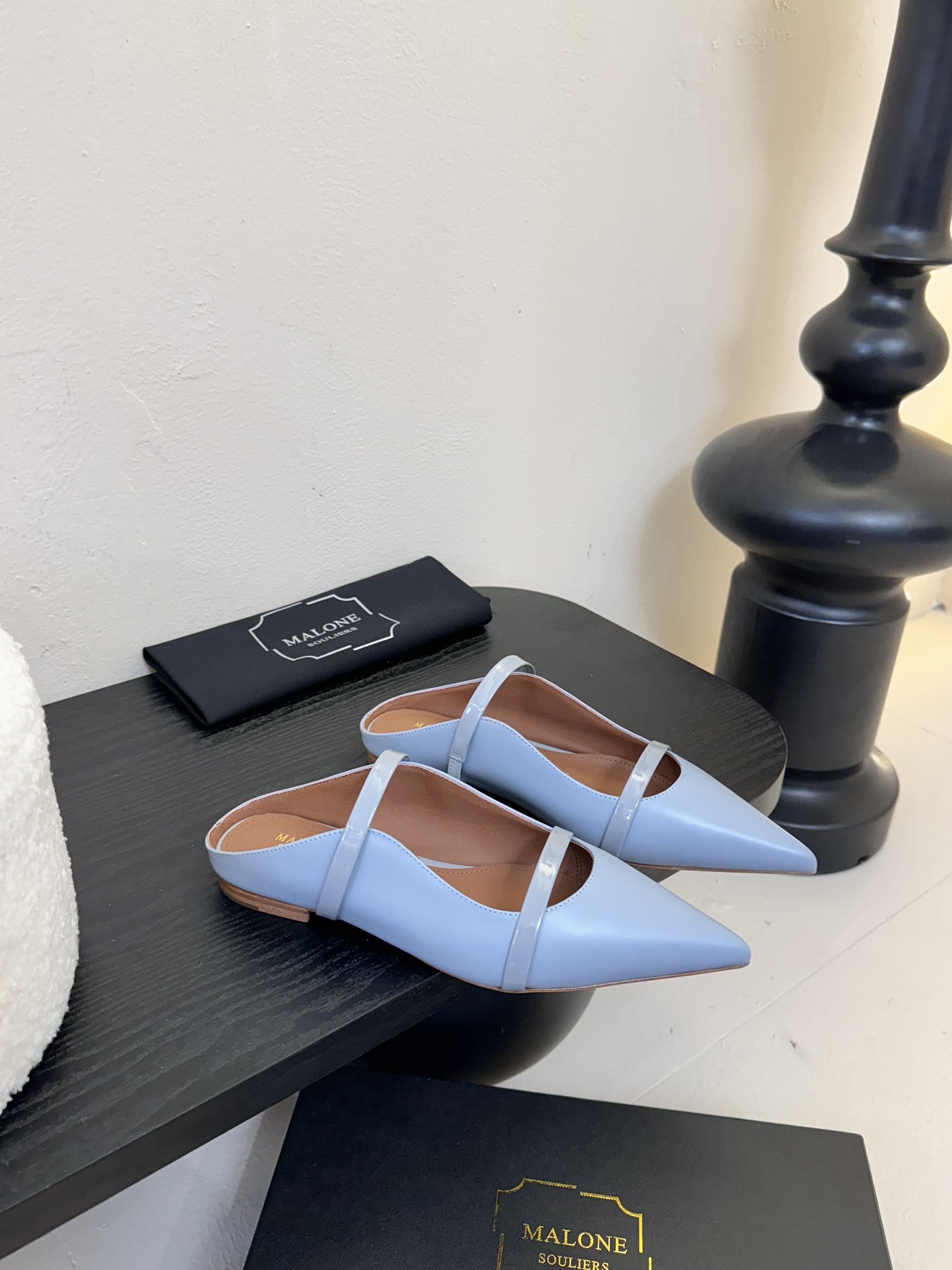 
【Malone Souliers】中跟半拖。喜欢过通混搭不同触感和地质的材料达到一种平的衡感觉。鞋面采