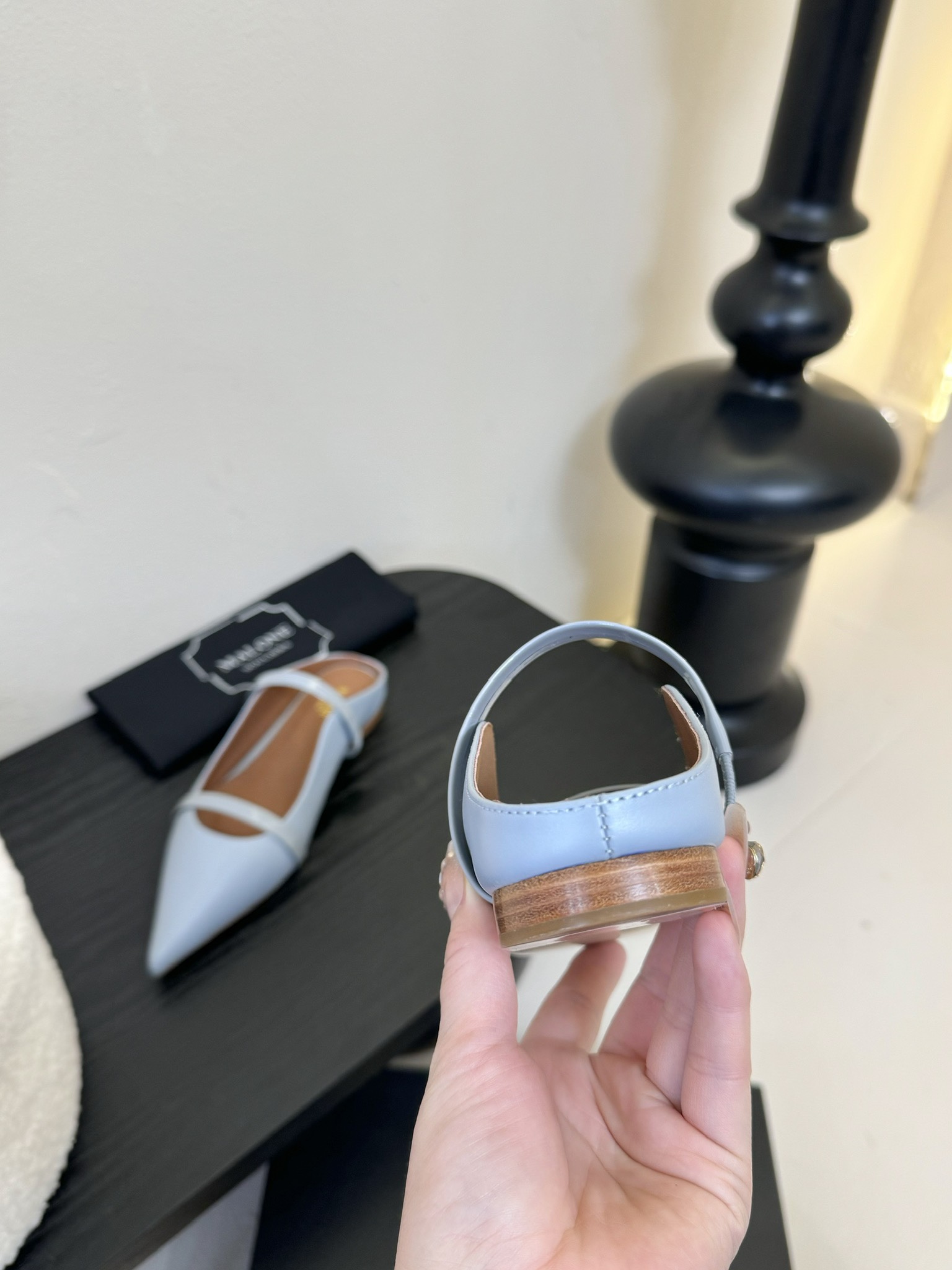 
【Malone Souliers】中跟半拖。喜欢过通混搭不同触感和地质的材料达到一种平的衡感觉。鞋面采