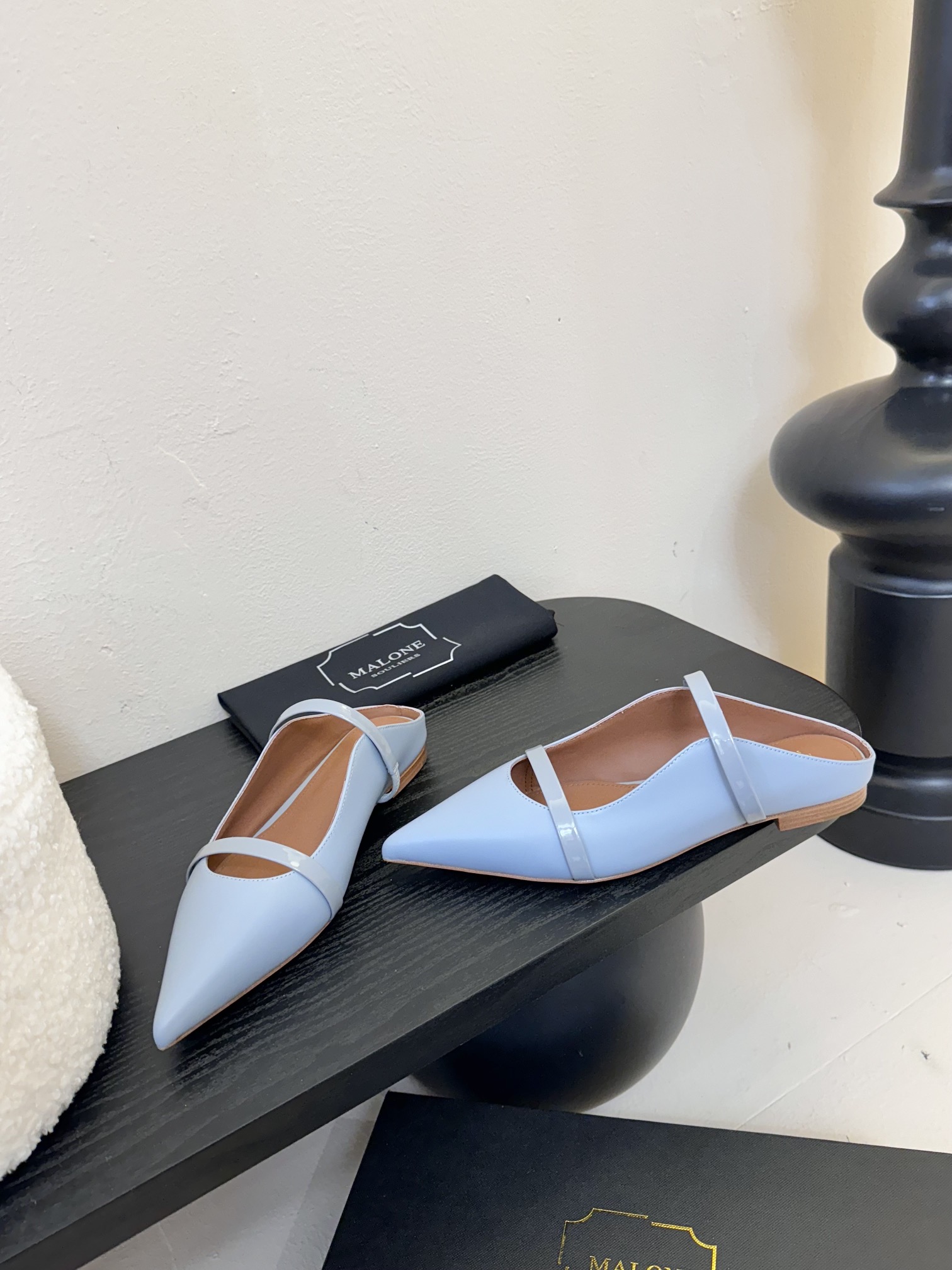 
【Malone Souliers】中跟半拖。喜欢过通混搭不同触感和地质的材料达到一种平的衡感觉。鞋面采